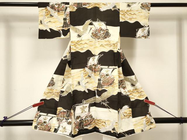 ■■■　サイズ　■■■ 【祝着】 身丈 87cm（肩から） 裄丈 36.5cm（肩上げ　0cm） 袖丈 24.5cm　縫込み 4cm 袖幅 20.5cm 前幅 14.5cm 後幅 16cm 着物縫いこみ 内揚げ 0cm （腰上げ　0cm） 裄 お袖側 約1cm　身頃側 約0cm ■■■　商品詳細　■■■ 着物【正絹】の 状態は接写画像のように表地所々に薄い汚れがございます。 大変上質な逸品になりますので ぜひお手入れをされてお召しになられてはいかがでしょうか。 お安く出品致しますので、是非この機会にいかがでしょうか？ ※肩上げと腰上げがされておりません。 ※袖は大名袖になっております。 ■■■　注意事項　■■■ ■モニター発色の具合により色合いが異なる場合がございます。 ■寸法は多少の誤差が生じる場合がございますのでご了承ください。 ■縫込みの長さが左右非対称の場合は短い部分を記載しております。 左右非対称であってもご返品・お値引き等の保証は出来かねますので、ご了承の上ご購入をお願い致します。 ■シミ等のチェックには注意を払っておりますが、見落としがある場合もございますし、個人の見解も様々ですので神経質な方のご購入はお控えください。 ■箪笥に入っておりました着物や帯なので畳みシワや匂いがあるものもございます。 ■お休みは基本的に土日祝となりますが、その他臨時でお休みする場合がございますのでご了承ください。 ■商品の発送は平日のみの発送となります。 ■夜間と土曜、日曜日はお問い合わせの回答が遅れる場合がございます。 ■当店では、お直し、紋入れ、お手入れ等は承っておりません。 ■生地の状態（ヤケ、経年劣化等）によってはサイズ直しが出来ない場合がございます。 その点もどうかご了承のうえ、ご購入をお願いいたします。 ■弊社で取り扱う商品は一点ものにつき、時期や在庫状況に応じて金額が変更となる場合がございます。 ■検針は行っておりません。予めご了承いただきますようお願いいたします。 ■【洗える着物】と記載のある商品におきましては、商品お届け後に洗濯を行ってしまってからのご返品にはご対応しかねます。 念の為、専門店でのお手入れをお願いいたします。 ■着物のサイズ目安は下記を参考ください↓ ＜女性着物＞　お端折り次第で＋5cm　−1cmが着用可能サイズ 　例）身丈170cmの場合、身長160cm〜175cm ＜男性着物＞　身丈＋約25cm〜27cm程が適応身長 　例）身丈155cmの場合、身長180〜182cm