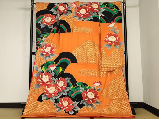 ■■■　サイズ　■■■ 身丈 177cm（肩から） 裄丈 64.5cm 袖丈 104cm　縫込み 3cm 袖幅 32cm 前幅 24cm 後幅 29cm 着物縫いこみ 内揚げ 0cm 裄 お袖側 約1cm　身頃側 約1cm ■■■　商品詳細　■■■ 【正絹・ふき綿仕立て・比翼仕立て】 状態は接写画像のように後身頃に薄い汚れがございますが その他特に目立ったシミ汚れなどもなく大変良い状態です。 大変上質な逸品になります。 お安く出品致しますので、是非この機会にいかがでしょうか？ ■■■　注意事項　■■■ ■モニター発色の具合により色合いが異なる場合がございます。 ■寸法は多少の誤差が生じる場合がございますのでご了承ください。 ■縫込みの長さが左右非対称の場合は短い部分を記載しております。 左右非対称であってもご返品・お値引き等の保証は出来かねますので、ご了承の上ご購入をお願い致します。 ■シミ等のチェックには注意を払っておりますが、見落としがある場合もございますし、個人の見解も様々ですので神経質な方のご購入はお控えください。 ■箪笥に入っておりました着物や帯なので畳みシワや匂いがあるものもございます。 ■お休みは基本的に土日祝となりますが、その他臨時でお休みする場合がございますのでご了承ください。 ■商品の発送は平日のみの発送となります。 ■夜間と土曜、日曜日はお問い合わせの回答が遅れる場合がございます。 ■当店では、お直し、紋入れ、お手入れ等は承っておりません。 ■生地の状態（ヤケ、経年劣化等）によってはサイズ直しが出来ない場合がございます。 その点もどうかご了承のうえ、ご購入をお願いいたします。 ■弊社で取り扱う商品は一点ものにつき、時期や在庫状況に応じて金額が変更となる場合がございます。 ■検針は行っておりません。予めご了承いただきますようお願いいたします。 ■【洗える着物】と記載のある商品におきましては、商品お届け後に洗濯を行ってしまってからのご返品にはご対応しかねます。 念の為、専門店でのお手入れをお願いいたします。 ■着物のサイズ目安は下記を参考ください↓ ＜女性着物＞　お端折り次第で＋5?　−10?が着用可能サイズ 　例）身丈170?の場合、身長160?〜175? ＜男性着物＞　身丈＋約25?〜27?程が適応身長 　例）身丈155?の場合、身長180〜182?