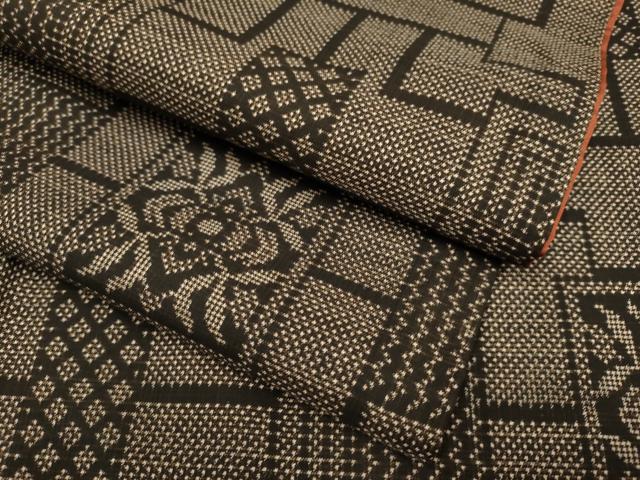 ■■■　サイズ　■■■ 身丈 158cm（肩から） 裄丈 64.5cm 袖丈 44.5cm　縫込み 4.5cm 袖幅 33cm 前幅 23.5cm 後幅 29cm 着物縫いこみ 内揚げ 0cm 裄 お袖側 約2.5cm　身頃側 約2cm ■■■　商品詳細　■■■ 【正絹】 状態は特に目立ったシミ汚れなどもなく大変良い状態です。 大変上質な逸品になります。 お安く出品致しますので、是非この機会にいかがでしょうか？ ■■■　注意事項　■■■ ■モニター発色の具合により色合いが異なる場合がございます。 ■寸法は多少の誤差が生じる場合がございますのでご了承ください。 ■縫込みの長さが左右非対称の場合は短い部分を記載しております。 左右非対称であってもご返品・お値引き等の保証は出来かねますので、ご了承の上ご購入をお願い致します。 ■シミ等のチェックには注意を払っておりますが、見落としがある場合もございますし、個人の見解も様々ですので神経質な方のご購入はお控えください。 ■箪笥に入っておりました着物や帯なので畳みシワや匂いがあるものもございます。 ■お休みは基本的に土日祝となりますが、その他臨時でお休みする場合がございますのでご了承ください。 ■商品の発送は平日のみの発送となります。 ■夜間と土曜、日曜日はお問い合わせの回答が遅れる場合がございます。 ■当店では、お直し、紋入れ、お手入れ等は承っておりません。 ■生地の状態（ヤケ、経年劣化等）によってはサイズ直しが出来ない場合がございます。 その点もどうかご了承のうえ、ご購入をお願いいたします。 ■弊社で取り扱う商品は一点ものにつき、時期や在庫状況に応じて金額が変更となる場合がございます。 ■検針は行っておりません。予めご了承いただきますようお願いいたします。 ■【洗える着物】と記載のある商品におきましては、商品お届け後に洗濯を行ってしまってからのご返品にはご対応しかねます。 念の為、専門店でのお手入れをお願いいたします。 ■着物のサイズ目安は下記を参考ください↓ ＜女性着物＞　お端折り次第で＋5cm　−1cmが着用可能サイズ 　例）身丈170cmの場合、身長160cm〜175cm ＜男性着物＞　身丈＋約25cm〜27cm程が適応身長 　例）身丈155cmの場合、身長180〜182cm