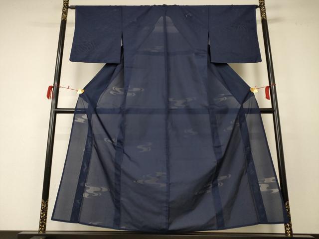 ■■■　サイズ　■■■ 身丈 155cm（肩から） 裄丈 63.5cm 袖丈 46.5cm　縫込み 4cm 袖幅 33cm 前幅 24.5cm 後幅 29cm 着物縫いこみ 内揚げ 0cm 裄 お袖側 約2.5cm　身頃側 約1.5cm ■■■　商品詳細　■■■ 【正絹・紋なし】 状態は接写画像のように衿裏・衿山に薄い汚れがございますが その他特に目立ったシミ汚れなどもなく大変良い状態です。 大変上質な逸品になります。 お安く出品致しますので、是非この機会にいかがでしょうか？ ■■■　注意事項　■■■ ■モニター発色の具合により色合いが異なる場合がございます。 ■寸法は多少の誤差が生じる場合がございますのでご了承ください。 ■縫込みの長さが左右非対称の場合は短い部分を記載しております。 左右非対称であってもご返品・お値引き等の保証は出来かねますので、ご了承の上ご購入をお願い致します。 ■シミ等のチェックには注意を払っておりますが、見落としがある場合もございますし、個人の見解も様々ですので神経質な方のご購入はお控えください。 ■箪笥に入っておりました着物や帯なので畳みシワや匂いがあるものもございます。 ■お休みは基本的に土日祝となりますが、その他臨時でお休みする場合がございますのでご了承ください。 ■商品の発送は平日のみの発送となります。 ■夜間と土曜、日曜日はお問い合わせの回答が遅れる場合がございます。 ■当店では、お直し、紋入れ、お手入れ等は承っておりません。 ■生地の状態（ヤケ、経年劣化等）によってはサイズ直しが出来ない場合がございます。 その点もどうかご了承のうえ、ご購入をお願いいたします。 ■弊社で取り扱う商品は一点ものにつき、時期や在庫状況に応じて金額が変更となる場合がございます。 ■検針は行っておりません。予めご了承いただきますようお願いいたします。 ■【洗える着物】と記載のある商品におきましては、商品お届け後に洗濯を行ってしまってからのご返品にはご対応しかねます。 念の為、専門店でのお手入れをお願いいたします。 ■着物のサイズ目安は下記を参考ください↓ ＜女性着物＞　お端折り次第で＋5cm　−1cmが着用可能サイズ 　例）身丈170cmの場合、身長160cm〜175cm ＜男性着物＞　身丈＋約25cm〜27cm程が適応身長 　例）身丈155cmの場合、身長180〜182cm