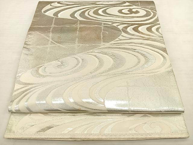 ■■■　サイズ　■■■ 長さ 424cm 幅 30cm程 ■■■　商品詳細　■■■ 【正絹・芯なし】 詳細に関しましては、画像をご確認ください。 西陣の老舗服部織物は創業1788年から脈々と その卓越した技術力と創作性で親しまれてきました。 天明の昔から、京都・西陣に帯を織りつづけて200有余年。 服部織物は名匠の心と技を今に受け継ぎ手づくりの帯の美をひろめています。 色彩の美しさ、確かな技術をもって生み出される緩やかな曲線は 他に類を見ない西陣ならではの帯姿です。 大変上質な逸品になります。 お安く出品致しますので、是非この機会にいかがでしょうか？ ※たれ先未かがりですが着用には問題ありません。 ■■■　注意事項　■■■ ■モニター発色の具合により色合いが異なる場合がございます。 ■寸法は多少の誤差が生じる場合がございますのでご了承ください。 ■縫込みの長さが左右非対称の場合は短い部分を記載しております。 左右非対称であってもご返品・お値引き等の保証は出来かねますので、ご了承の上ご購入をお願い致します。 ■シミ等のチェックには注意を払っておりますが、見落としがある場合もございますし、個人の見解も様々ですので神経質な方のご購入はお控えください。 ■箪笥に入っておりました着物や帯なので畳みシワや匂いがあるものもございます。 ■お休みは基本的に土日祝となりますが、その他臨時でお休みする場合がございますのでご了承ください。 ■商品の発送は平日のみの発送となります。 ■夜間と土曜、日曜日はお問い合わせの回答が遅れる場合がございます。 ■当店では、お直し、紋入れ、お手入れ等は承っておりません。 ■生地の状態（ヤケ、経年劣化等）によってはサイズ直しが出来ない場合がございます。 その点もどうかご了承のうえ、ご購入をお願いいたします。 ■弊社で取り扱う商品は一点ものにつき、時期や在庫状況に応じて金額が変更となる場合がございます。 ■検針は行っておりません。予めご了承いただきますようお願いいたします。 ■【洗える着物】と記載のある商品におきましては、商品お届け後に洗濯を行ってしまってからのご返品にはご対応しかねます。 念の為、専門店でのお手入れをお願いいたします。 ■着物のサイズ目安は下記を参考ください↓ ＜女性着物＞　お端折り次第で＋5cm　−1cmが着用可能サイズ 　例）身丈170cmの場合、身長160cm〜175cm ＜男性着物＞　身丈＋約25cm〜27cm程が適応身長 　例）身丈155cmの場合、身長180〜182cm