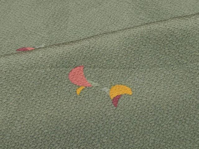 ■■■　サイズ　■■■ 身丈 152cm（肩から） 裄丈 64.5cm 袖丈 44cm　縫込み 5.5cm 袖幅 33.5cm 前幅 25cm 後幅 30.5cm 着物縫いこみ 内揚げ 5.5cm 裄 お袖側 約2.5cm　身頃側 約3cm ■■■　商品詳細　■■■ 【正絹】 状態は画像を添付しておりますので、そちらをご確認下さいますよう宜しくお願い致します。 大変上質な逸品になります。 お安く出品致しますので、是非この機会にいかがでしょうか？ ■■■　注意事項　■■■ ■モニター発色の具合により色合いが異なる場合がございます。 ■寸法は多少の誤差が生じる場合がございますのでご了承ください。 ■縫込みの長さが左右非対称の場合は短い部分を記載しております。 左右非対称であってもご返品・お値引き等の保証は出来かねますので、ご了承の上ご購入をお願い致します。 ■シミ等のチェックには注意を払っておりますが、見落としがある場合もございますし、個人の見解も様々ですので神経質な方のご購入はお控えください。 ■箪笥に入っておりました着物や帯なので畳みシワや匂いがあるものもございます。 ■お休みは基本的に土日祝となりますが、その他臨時でお休みする場合がございますのでご了承ください。 ■商品の発送は平日のみの発送となります。 ■夜間と土曜、日曜日はお問い合わせの回答が遅れる場合がございます。 ■当店では、お直し、紋入れ、お手入れ等は承っておりません。 ■生地の状態（ヤケ、経年劣化等）によってはサイズ直しが出来ない場合がございます。 その点もどうかご了承のうえ、ご購入をお願いいたします。 ■弊社で取り扱う商品は一点ものにつき、時期や在庫状況に応じて金額が変更となる場合がございます。 ■検針は行っておりません。予めご了承いただきますようお願いいたします。 ■【洗える着物】と記載のある商品におきましては、商品お届け後に洗濯を行ってしまってからのご返品にはご対応しかねます。 念の為、専門店でのお手入れをお願いいたします。 ■着物のサイズ目安は下記を参考ください↓ ＜女性着物＞　お端折り次第で＋5cm　−1cmが着用可能サイズ 　例）身丈170cmの場合、身長160cm〜175cm ＜男性着物＞　身丈＋約25cm〜27cm程が適応身長 　例）身丈155cmの場合、身長180〜182cm