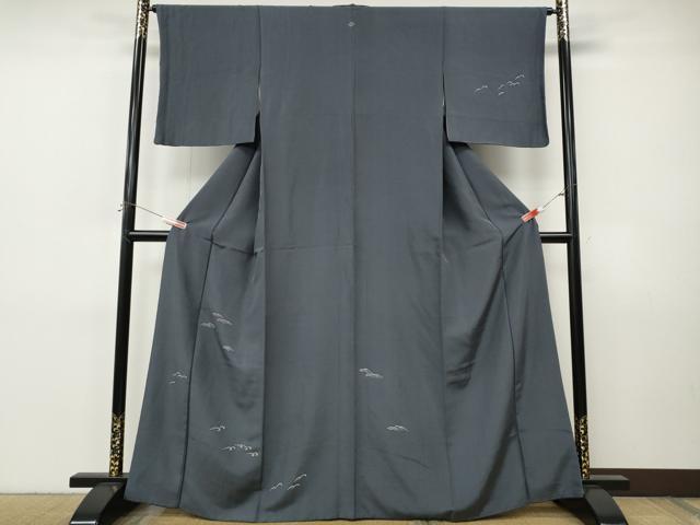 ■■■　サイズ　■■■ 身丈 164cm（肩から） 裄丈 64.5cm 袖丈 49.5cm　縫込み 5cm 袖幅 34cm 前幅 24cm 後幅 29cm 着物縫いこみ 内揚げ 4cm 裄 お袖側 約3cm　身頃側 約5cm ■■■　商品詳細　■■■ 【正絹・一つ紋】 状態は接写画像のように衿山・両袖口に薄い汚れがございますが その他特に目立ったシミ汚れなどもなく大変良い状態です。 大変上質な逸品になります。 お安く出品致しますので、是非この機会にいかがでしょうか？ ■■■　注意事項　■■■ ■モニター発色の具合により色合いが異なる場合がございます。 ■寸法は多少の誤差が生じる場合がございますのでご了承ください。 ■縫込みの長さが左右非対称の場合は短い部分を記載しております。 左右非対称であってもご返品・お値引き等の保証は出来かねますので、ご了承の上ご購入をお願い致します。 ■シミ等のチェックには注意を払っておりますが、見落としがある場合もございますし、個人の見解も様々ですので神経質な方のご購入はお控えください。 ■箪笥に入っておりました着物や帯なので畳みシワや匂いがあるものもございます。 ■お休みは基本的に土日祝となりますが、その他臨時でお休みする場合がございますのでご了承ください。 ■商品の発送は平日のみの発送となります。 ■夜間と土曜、日曜日はお問い合わせの回答が遅れる場合がございます。 ■当店では、お直し、紋入れ、お手入れ等は承っておりません。 ■生地の状態（ヤケ、経年劣化等）によってはサイズ直しが出来ない場合がございます。 その点もどうかご了承のうえ、ご購入をお願いいたします。 ■弊社で取り扱う商品は一点ものにつき、時期や在庫状況に応じて金額が変更となる場合がございます。 ■検針は行っておりません。予めご了承いただきますようお願いいたします。 ■【洗える着物】と記載のある商品におきましては、商品お届け後に洗濯を行ってしまってからのご返品にはご対応しかねます。 念の為、専門店でのお手入れをお願いいたします。 ■写真に写っている物が全てになります。それ以外の付属品はございませんのでご了承ください。 ■状態に関する写真につきましては、掲載可能な写真枚数に限りがあるため、各箇所につき1枚参考画像を掲載しております。 ■着物のサイズ目安は下記を参考ください↓ ＜女性着物＞　お端折り次第で＋5cm　－1cmが着用可能サイズ 　例）身丈170cmの場合、身長160cm～175cm ＜男性着物＞　身丈＋約25cm～27cm程が適応身長 　例）身丈155cmの場合、身長180～182cm