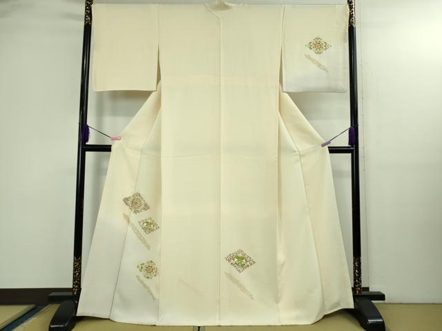 ■■■　サイズ　■■■ 身丈 165cm（肩から） 裄丈 69cm 袖丈 48cm　 縫込み 10cm 袖幅 34.5cm 前幅 24.5cm 後幅 29.5cm 着物縫いこみ 内揚げ 1.5cm 裄 お袖側 約 3.5cm　身頃側 約 1.5cm ■■■　商品詳細　■■■ 【正絹】 状態は特に目立ったシミ汚れなどもなく大変良い状態です。 大変上質な極上の逸品になります。 お安く出品致しますので、是非この機会にいかがでしょうか？ ■■■　注意事項　■■■ ■モニター発色の具合により色合いが異なる場合がございます。 ■寸法は多少の誤差が生じる場合がございますのでご了承ください。 ■縫込みの長さが左右非対称の場合は短い部分を記載しております。 左右非対称であってもご返品・お値引き等の保証は出来かねますので、ご了承の上ご購入をお願い致します。 ■シミ等のチェックには注意を払っておりますが、見落としがある場合もございますし、個人の見解も様々ですので神経質な方のご購入はお控えください。 ■箪笥に入っておりました着物や帯なので畳みシワや匂いがあるものもございます。 ■お休みは基本的に土日祝となりますが、その他臨時でお休みする場合がございますのでご了承ください。 ■商品の発送は平日のみの発送となります。 ■夜間と土曜、日曜日はお問い合わせの回答が遅れる場合がございます。 ■当店では、お直し、紋入れ、お手入れ等は承っておりません。 ■生地の状態（ヤケ、経年劣化等）によってはサイズ直しが出来ない場合がございます。 その点もどうかご了承のうえ、ご購入をお願いいたします。 ■弊社で取り扱う商品は一点ものにつき、時期や在庫状況に応じて金額が変更となる場合がございます。 ■検針は行っておりません。予めご了承いただきますようお願いいたします。 ■【洗える着物】と記載のある商品におきましては、商品お届け後に洗濯を行ってしまってからのご返品にはご対応しかねます。 念の為、専門店でのお手入れをお願いいたします。 ■着物のサイズ目安は下記を参考ください↓ ＜女性着物＞　お端折り次第で＋5?　−10?が着用可能サイズ 　例）身丈170?の場合、身長160?〜175? ＜男性着物＞　身丈＋約25?〜27?程が適応身長 　例）身丈155?の場合、身長180〜182?