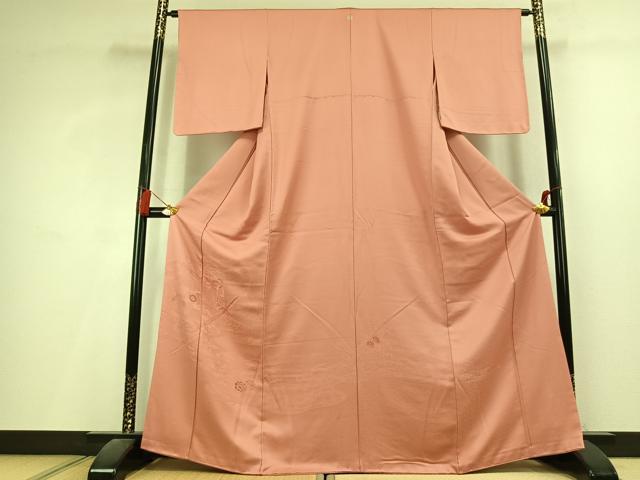 ■■■　サイズ　■■■ 身丈 165cm（肩から） 裄丈 63cm 袖丈 50cm　縫込み 3.5cm 袖幅 32.5cm 前幅 24cm 後幅 31cm 着物縫いこみ 内揚げ 0cm 裄 お袖側 約3cm　身頃側 約4.5cm ■■■　商品詳細　■■■ 【正絹・一つ紋】 状態は特に目立ったシミ汚れなどもなく大変良い状態です。 大変上質な逸品になります。 お安く出品致しますので、是非この機会にいかがでしょうか？ ■■■　注意事項　■■■ ■モニター発色の具合により色合いが異なる場合がございます。 ■寸法は多少の誤差が生じる場合がございますのでご了承ください。 ■縫込みの長さが左右非対称の場合は短い部分を記載しております。 左右非対称であってもご返品・お値引き等の保証は出来かねますので、ご了承の上ご購入をお願い致します。 ■シミ等のチェックには注意を払っておりますが、見落としがある場合もございますし、個人の見解も様々ですので神経質な方のご購入はお控えください。 ■箪笥に入っておりました着物や帯なので畳みシワや匂いがあるものもございます。 ■お休みは基本的に土日祝となりますが、その他臨時でお休みする場合がございますのでご了承ください。 ■商品の発送は平日のみの発送となります。 ■夜間と土曜、日曜日はお問い合わせの回答が遅れる場合がございます。 ■当店では、お直し、紋入れ、お手入れ等は承っておりません。 ■生地の状態（ヤケ、経年劣化等）によってはサイズ直しが出来ない場合がございます。 その点もどうかご了承のうえ、ご購入をお願いいたします。 ■弊社で取り扱う商品は一点ものにつき、時期や在庫状況に応じて金額が変更となる場合がございます。 ■検針は行っておりません。予めご了承いただきますようお願いいたします。 ■【洗える着物】と記載のある商品におきましては、商品お届け後に洗濯を行ってしまってからのご返品にはご対応しかねます。 念の為、専門店でのお手入れをお願いいたします。 ■写真に写っている物が全てになります。それ以外の付属品はございませんのでご了承ください。 ■状態に関する写真につきましては、掲載可能な写真枚数に限りがあるため、各箇所につき1枚参考画像を掲載しております。 ■着物のサイズ目安は下記を参考ください↓ ＜女性着物＞　お端折り次第で＋5cm　−1cmが着用可能サイズ 　例）身丈170cmの場合、身長160cm〜175cm ＜男性着物＞　身丈＋約25cm〜27cm程が適応身長 　例）身丈155cmの場合、身長180〜182cm