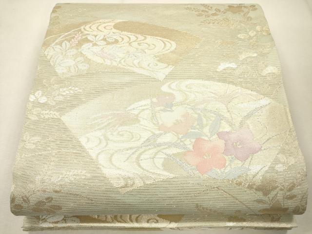 ■■■　サイズ　■■■ 長さ 438cm 幅 31cm程 ■■■　商品詳細　■■■ 【正絹】 状態は接写画像のように 前柄・柄止まり・裏地に薄い汚れがございますが その他特に目立ったシミ汚れなどもなく大変良い状態です。 大変上質な逸品になります。 お安く出品致しますので、是非この機会にいかがでしょうか？ ※若干着用シワがございます。 ■■■　注意事項　■■■ ■モニター発色の具合により色合いが異なる場合がございます。 ■寸法は多少の誤差が生じる場合がございますのでご了承ください。 ■縫込みの長さが左右非対称の場合は短い部分を記載しております。 左右非対称であってもご返品・お値引き等の保証は出来かねますので、ご了承の上ご購入をお願い致します。 ■シミ等のチェックには注意を払っておりますが、見落としがある場合もございますし、個人の見解も様々ですので神経質な方のご購入はお控えください。 ■箪笥に入っておりました着物や帯なので畳みシワや匂いがあるものもございます。 ■お休みは基本的に土日祝となりますが、その他臨時でお休みする場合がございますのでご了承ください。 ■商品の発送は平日のみの発送となります。 ■夜間と土曜、日曜日はお問い合わせの回答が遅れる場合がございます。 ■当店では、お直し、紋入れ、お手入れ等は承っておりません。 ■生地の状態（ヤケ、経年劣化等）によってはサイズ直しが出来ない場合がございます。 その点もどうかご了承のうえ、ご購入をお願いいたします。 ■弊社で取り扱う商品は一点ものにつき、時期や在庫状況に応じて金額が変更となる場合がございます。 ■検針は行っておりません。予めご了承いただきますようお願いいたします。 ■【洗える着物】と記載のある商品におきましては、商品お届け後に洗濯を行ってしまってからのご返品にはご対応しかねます。 念の為、専門店でのお手入れをお願いいたします。 ■着物のサイズ目安は下記を参考ください↓ ＜女性着物＞　お端折り次第で＋5cm　−1cmが着用可能サイズ 　例）身丈170cmの場合、身長160cm〜175cm ＜男性着物＞　身丈＋約25cm〜27cm程が適応身長 　例）身丈155cmの場合、身長180〜182cm