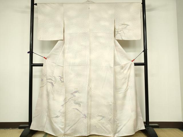 ■■■　サイズ　■■■ 身丈 163.5cm（肩から） 裄丈 64.5cm 袖丈 48cm　縫込み 4cm 袖幅 32cm 前幅 27cm 後幅 30.5cm 着物縫いこみ 内揚げ 5cm 裄 お袖側 約4cm　身頃側 約3cm ■■■　商品詳細　■■■ 【正絹・一つ紋】 状態は画像を添付しておりますので、そちらをご確認下さいますよう宜しくお願い致します。 大変上質な逸品になりますのでぜひお手入れをされてお召しになられてはいかがでしょうか。 お安く出品致しますので、是非この機会にいかがでしょうか？ ■■■　注意事項　■■■ ■モニター発色の具合により色合いが異なる場合がございます。 ■寸法は多少の誤差が生じる場合がございますのでご了承ください。 ■縫込みの長さが左右非対称の場合は短い部分を記載しております。 左右非対称であってもご返品・お値引き等の保証は出来かねますので、ご了承の上ご購入をお願い致します。 ■シミ等のチェックには注意を払っておりますが、見落としがある場合もございますし、個人の見解も様々ですので神経質な方のご購入はお控えください。 ■箪笥に入っておりました着物や帯なので畳みシワや匂いがあるものもございます。 ■お休みは基本的に土日祝となりますが、その他臨時でお休みする場合がございますのでご了承ください。 ■商品の発送は平日のみの発送となります。 ■夜間と土曜、日曜日はお問い合わせの回答が遅れる場合がございます。 ■当店では、お直し、紋入れ、お手入れ等は承っておりません。 ■生地の状態（ヤケ、経年劣化等）によってはサイズ直しが出来ない場合がございます。 その点もどうかご了承のうえ、ご購入をお願いいたします。 ■弊社で取り扱う商品は一点ものにつき、時期や在庫状況に応じて金額が変更となる場合がございます。 ■検針は行っておりません。予めご了承いただきますようお願いいたします。 ■【洗える着物】と記載のある商品におきましては、商品お届け後に洗濯を行ってしまってからのご返品にはご対応しかねます。 念の為、専門店でのお手入れをお願いいたします。 ■着物のサイズ目安は下記を参考ください↓ ＜女性着物＞　お端折り次第で＋5cm　−1cmが着用可能サイズ 　例）身丈170cmの場合、身長160cm〜175cm ＜男性着物＞　身丈＋約25cm〜27cm程が適応身長 　例）身丈155cmの場合、身長180〜182cm