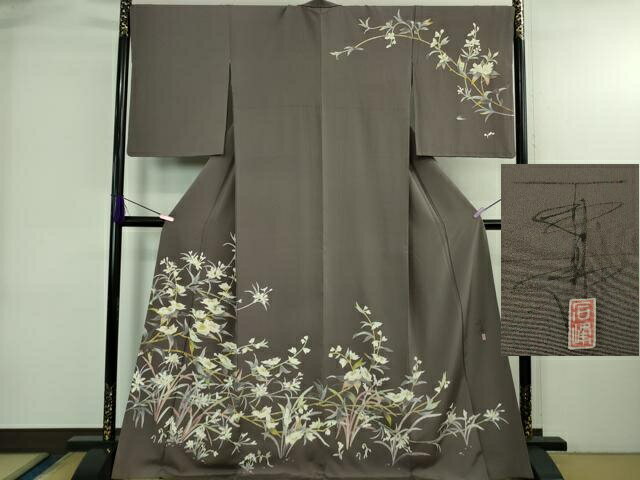 ■■■　サイズ　■■■ 身丈 169cm（肩から） 裄丈 69.5cm 袖丈 55cm　 縫込み 4cm 袖幅 35.5cm 前幅 25cm 後幅 30.5cm 着物縫いこみ 内揚げ 2cm 裄 お袖側 約 1.5cm　身頃側 約 1cm ■■■　商品詳細　■■■ 【正絹】 状態は特に目立ったシミ汚れなどもなく大変良い状態です。 加賀友禅の百貫華峰氏の弟である 百貫石峰氏の大変優雅なお着物です。 京友禅のはんなり、加賀友禅の素朴さを融合させた 美しく気品溢れる作品です。 大変上質な極上の逸品になります。 お安く出品致しますので、是非この機会にいかがでしょうか？ ■■■　注意事項　■■■ ■モニター発色の具合により色合いが異なる場合がございます。 ■寸法は多少の誤差が生じる場合がございますのでご了承ください。 ■縫込みの長さが左右非対称の場合は短い部分を記載しております。 左右非対称であってもご返品・お値引き等の保証は出来かねますので、ご了承の上ご購入をお願い致します。 ■シミ等のチェックには注意を払っておりますが、見落としがある場合もございますし、個人の見解も様々ですので神経質な方のご購入はお控えください。 ■箪笥に入っておりました着物や帯なので畳みシワや匂いがあるものもございます。 ■お休みは基本的に土日祝となりますが、その他臨時でお休みする場合がございますのでご了承ください。 ■商品の発送は平日のみの発送となります。 ■夜間と土曜、日曜日はお問い合わせの回答が遅れる場合がございます。 ■当店では、お直し、紋入れ、お手入れ等は承っておりません。 ■生地の状態（ヤケ、経年劣化等）によってはサイズ直しが出来ない場合がございます。 その点もどうかご了承のうえ、ご購入をお願いいたします。 ■弊社で取り扱う商品は一点ものにつき、時期や在庫状況に応じて金額が変更となる場合がございます。 ■検針は行っておりません。予めご了承いただきますようお願いいたします。 ■【洗える着物】と記載のある商品におきましては、商品お届け後に洗濯を行ってしまってからのご返品にはご対応しかねます。 念の為、専門店でのお手入れをお願いいたします。 ■着物のサイズ目安は下記を参考ください↓ ＜女性着物＞　お端折り次第で＋5?　−10?が着用可能サイズ 　例）身丈170?の場合、身長160?〜175? ＜男性着物＞　身丈＋約25?〜27?程が適応身長 　例）身丈155?の場合、身長180〜182?