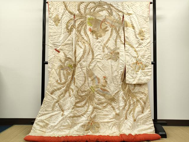 ■■■　サイズ　■■■ 身丈 175cm（肩から） 裄丈 64.5cm 袖丈 103cm　縫込み 6cm 袖幅 32.5cm 前幅 27.5cm 後幅31.5cm 着物縫いこみ 内揚げ 0cm 裄 お袖側 約2.5cm　身頃側 約2cm ■■■　商品詳細　■■■ 【正絹】 状態は接写画像のようにふき綿に破れ、表地所々・胴裏・ふき綿に薄い汚れ、両袖付けに糸解けがございます。 大変上質な逸品になりますのでぜひお手入れをされてお召しになられてはいかがでしょうか。 お安く出品致しますので、是非この機会にいかがでしょうか？ ■■■　注意事項　■■■ ■モニター発色の具合により色合いが異なる場合がございます。 ■寸法は多少の誤差が生じる場合がございますのでご了承ください。 ■縫込みの長さが左右非対称の場合は短い部分を記載しております。 左右非対称であってもご返品・お値引き等の保証は出来かねますので、ご了承の上ご購入をお願い致します。 ■シミ等のチェックには注意を払っておりますが、見落としがある場合もございますし、個人の見解も様々ですので神経質な方のご購入はお控えください。 ■箪笥に入っておりました着物や帯なので畳みシワや匂いがあるものもございます。 ■お休みは基本的に土日祝となりますが、その他臨時でお休みする場合がございますのでご了承ください。 ■商品の発送は平日のみの発送となります。 ■夜間と土曜、日曜日はお問い合わせの回答が遅れる場合がございます。 ■当店では、お直し、紋入れ、お手入れ等は承っておりません。 ■生地の状態（ヤケ、経年劣化等）によってはサイズ直しが出来ない場合がございます。 その点もどうかご了承のうえ、ご購入をお願いいたします。 ■弊社で取り扱う商品は一点ものにつき、時期や在庫状況に応じて金額が変更となる場合がございます。 ■検針は行っておりません。予めご了承いただきますようお願いいたします。 ■【洗える着物】と記載のある商品におきましては、商品お届け後に洗濯を行ってしまってからのご返品にはご対応しかねます。 念の為、専門店でのお手入れをお願いいたします。 ■着物のサイズ目安は下記を参考ください↓ ＜女性着物＞　お端折り次第で＋5?　−10?が着用可能サイズ 　例）身丈170?の場合、身長160?〜175? ＜男性着物＞　身丈＋約25?〜27?程が適応身長 　例）身丈155?の場合、身長180〜182?