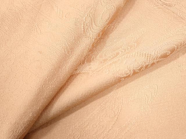 ■■■　サイズ　■■■ 身丈 156cm（肩から） 裄丈 63.5cm 袖丈 47cm　縫込み 3cm 袖幅 33cm 前幅 24.5cm 後幅 29cm 着物縫いこみ 内揚げ 0cm 裄 お袖側 約3cm　身頃側 約4cm ■■■　商品詳細　■■■ 【正絹・一つ紋】 状態は接写画像のように左袖後ろに薄い汚れがございますが その他特に目立ったシミ汚れなどもなく大変良い状態です。 大変上質な逸品になります。 お安く出品致しますので、是非この機会にいかがでしょうか？ ■■■　注意事項　■■■ ■モニター発色の具合により色合いが異なる場合がございます。 ■寸法は多少の誤差が生じる場合がございますのでご了承ください。 ■縫込みの長さが左右非対称の場合は短い部分を記載しております。 左右非対称であってもご返品・お値引き等の保証は出来かねますので、ご了承の上ご購入をお願い致します。 ■シミ等のチェックには注意を払っておりますが、見落としがある場合もございますし、個人の見解も様々ですので神経質な方のご購入はお控えください。 ■箪笥に入っておりました着物や帯なので畳みシワや匂いがあるものもございます。 ■お休みは基本的に土日祝となりますが、その他臨時でお休みする場合がございますのでご了承ください。 ■商品の発送は平日のみの発送となります。 ■夜間と土曜、日曜日はお問い合わせの回答が遅れる場合がございます。 ■当店では、お直し、紋入れ、お手入れ等は承っておりません。 ■生地の状態（ヤケ、経年劣化等）によってはサイズ直しが出来ない場合がございます。 その点もどうかご了承のうえ、ご購入をお願いいたします。 ■弊社で取り扱う商品は一点ものにつき、時期や在庫状況に応じて金額が変更となる場合がございます。 ■検針は行っておりません。予めご了承いただきますようお願いいたします。 ■【洗える着物】と記載のある商品におきましては、商品お届け後に洗濯を行ってしまってからのご返品にはご対応しかねます。 念の為、専門店でのお手入れをお願いいたします。 ■着物のサイズ目安は下記を参考ください↓ ＜女性着物＞　お端折り次第で＋5cm　−1cmが着用可能サイズ 　例）身丈170cmの場合、身長160cm〜175cm ＜男性着物＞　身丈＋約25cm〜27cm程が適応身長 　例）身丈155cmの場合、身長180〜182cm