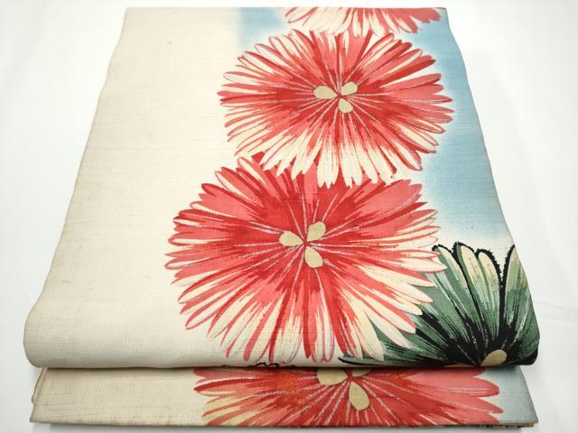 ■■■　サイズ　■■■ 長さ 368cm　幅 28.5cm程 ■■■　商品詳細　■■■ 【正絹・芯なし】 状態は接写画像のように刺繍部分に糸解け、表地所々・裏地に汚れ、裏地に解れがございます。 大変上質な逸品になります。 お安く出品致しますので、是非この機会にいかがでしょうか？ ※アンティークになりますのでお品物の状態の感じ方には個人差がございます。 ご理解の上でのご入札をお願い致します。 ■■■　注意事項　■■■ ■モニター発色の具合により色合いが異なる場合がございます。 ■寸法は多少の誤差が生じる場合がございますのでご了承ください。 ■縫込みの長さが左右非対称の場合は短い部分を記載しております。 左右非対称であってもご返品・お値引き等の保証は出来かねますので、ご了承の上ご購入をお願い致します。 ■シミ等のチェックには注意を払っておりますが、見落としがある場合もございますし、個人の見解も様々ですので神経質な方のご購入はお控えください。 ■箪笥に入っておりました着物や帯なので畳みシワや匂いがあるものもございます。 ■お休みは基本的に土日祝となりますが、その他臨時でお休みする場合がございますのでご了承ください。 ■商品の発送は平日のみの発送となります。 ■夜間と土曜、日曜日はお問い合わせの回答が遅れる場合がございます。 ■当店では、お直し、紋入れ、お手入れ等は承っておりません。 ■生地の状態（ヤケ、経年劣化等）によってはサイズ直しが出来ない場合がございます。 その点もどうかご了承のうえ、ご購入をお願いいたします。 ■弊社で取り扱う商品は一点ものにつき、時期や在庫状況に応じて金額が変更となる場合がございます。 ■検針は行っておりません。予めご了承いただきますようお願いいたします。 ■【洗える着物】と記載のある商品におきましては、商品お届け後に洗濯を行ってしまってからのご返品にはご対応しかねます。 念の為、専門店でのお手入れをお願いいたします。 ■着物のサイズ目安は下記を参考ください↓ ＜女性着物＞　お端折り次第で＋5cm　−1cmが着用可能サイズ 　例）身丈170cmの場合、身長160cm〜175cm ＜男性着物＞　身丈＋約25cm〜27cm程が適応身長 　例）身丈155cmの場合、身長180〜182cm