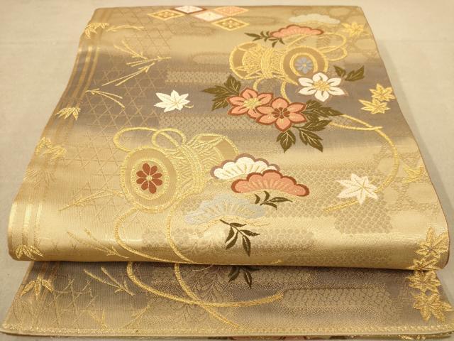 ■■■　サイズ　■■■ 長さ 432cm 幅 30cm程 ■■■　商品詳細　■■■ 【正絹】 詳細に関しましては、画像をご確認ください。 大変上質な逸品になります。 お安く出品致しますので、是非この機会にいかがでしょうか？ ■■■　注意事項　■■■ ■モニター発色の具合により色合いが異なる場合がございます。 ■寸法は多少の誤差が生じる場合がございますのでご了承ください。 ■縫込みの長さが左右非対称の場合は短い部分を記載しております。 左右非対称であってもご返品・お値引き等の保証は出来かねますので、ご了承の上ご購入をお願い致します。 ■シミ等のチェックには注意を払っておりますが、見落としがある場合もございますし、個人の見解も様々ですので神経質な方のご購入はお控えください。 ■箪笥に入っておりました着物や帯なので畳みシワや匂いがあるものもございます。 ■お休みは基本的に土日祝となりますが、その他臨時でお休みする場合がございますのでご了承ください。 ■商品の発送は平日のみの発送となります。 ■夜間と土曜、日曜日はお問い合わせの回答が遅れる場合がございます。 ■当店では、お直し、紋入れ、お手入れ等は承っておりません。 ■生地の状態（ヤケ、経年劣化等）によってはサイズ直しが出来ない場合がございます。 その点もどうかご了承のうえ、ご購入をお願いいたします。 ■弊社で取り扱う商品は一点ものにつき、時期や在庫状況に応じて金額が変更となる場合がございます。 ■検針は行っておりません。予めご了承いただきますようお願いいたします。 ■【洗える着物】と記載のある商品におきましては、商品お届け後に洗濯を行ってしまってからのご返品にはご対応しかねます。 念の為、専門店でのお手入れをお願いいたします。 ■着物のサイズ目安は下記を参考ください↓ ＜女性着物＞　お端折り次第で＋5?　−10?が着用可能サイズ 　例）身丈170?の場合、身長160?〜175? ＜男性着物＞　身丈＋約25?〜27?程が適応身長 　例）身丈155?の場合、身長180〜182?