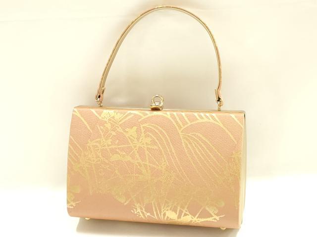 ■■■　サイズ　■■■ 【バッグ】 横　　　21.5cm 縦　　　13.5cm　取っ手込み　26.5cm 奥行き　8.5cm ■■■　商品詳細　■■■ 状態は参考画像のように薄い汚れ、糸よれがございます。 大変上質な逸品になります。 お安く出品致しますので、是非この機会にいかがでしょうか？ ■■■　注意事項　■■■ ■モニター発色の具合により色合いが異なる場合がございます。 ■寸法は多少の誤差が生じる場合がございますのでご了承ください。 ■縫込みの長さが左右非対称の場合は短い部分を記載しております。 左右非対称であってもご返品・お値引き等の保証は出来かねますので、ご了承の上ご購入をお願い致します。 ■シミ等のチェックには注意を払っておりますが、見落としがある場合もございますし、個人の見解も様々ですので神経質な方のご購入はお控えください。 ■箪笥に入っておりました着物や帯なので畳みシワや匂いがあるものもございます。 ■お休みは基本的に土日祝となりますが、その他臨時でお休みする場合がございますのでご了承ください。 ■商品の発送は平日のみの発送となります。 ■夜間と土曜、日曜日はお問い合わせの回答が遅れる場合がございます。 ■当店では、お直し、紋入れ、お手入れ等は承っておりません。 ■生地の状態（ヤケ、経年劣化等）によってはサイズ直しが出来ない場合がございます。 その点もどうかご了承のうえ、ご購入をお願いいたします。 ■弊社で取り扱う商品は一点ものにつき、時期や在庫状況に応じて金額が変更となる場合がございます。 ■検針は行っておりません。予めご了承いただきますようお願いいたします。 ■【洗える着物】と記載のある商品におきましては、商品お届け後に洗濯を行ってしまってからのご返品にはご対応しかねます。 念の為、専門店でのお手入れをお願いいたします。 ■写真に写っている物が全てになります。それ以外の付属品はございませんのでご了承ください。 ■状態に関する写真につきましては、掲載可能な写真枚数に限りがあるため、各箇所につき1枚参考画像を掲載しております。 ■着物のサイズ目安は下記を参考ください↓ ＜女性着物＞　お端折り次第で＋5cm　−1cmが着用可能サイズ 　例）身丈170cmの場合、身長160cm〜175cm ＜男性着物＞　身丈＋約25cm〜27cm程が適応身長 　例）身丈155cmの場合、身長180〜182cm