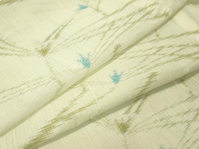 ■■■　サイズ　■■■ 身丈 154.5cm（肩から） 裄丈 63cm 袖丈 45.5cm　縫込み 1cm 袖幅 32cm 前幅 23.5cm 後幅 29.5cm 着物縫いこみ 内揚げ 0cm 裄 お袖側 約3cm　身頃側 約2cm ■■■　商品詳細　■■■ 【化繊】 状態は特に目立ったシミ汚れなどもなく大変良い状態です。 お安く出品致しますので、是非この機会にいかがでしょうか？ ■■■　注意事項　■■■ ■モニター発色の具合により色合いが異なる場合がございます。 ■寸法は多少の誤差が生じる場合がございますのでご了承ください。 ■縫込みの長さが左右非対称の場合は短い部分を記載しております。 左右非対称であってもご返品・お値引き等の保証は出来かねますので、ご了承の上ご購入をお願い致します。 ■シミ等のチェックには注意を払っておりますが、見落としがある場合もございますし、個人の見解も様々ですので神経質な方のご購入はお控えください。 ■箪笥に入っておりました着物や帯なので畳みシワや匂いがあるものもございます。 ■お休みは基本的に土日祝となりますが、その他臨時でお休みする場合がございますのでご了承ください。 ■商品の発送は平日のみの発送となります。 ■夜間と土曜、日曜日はお問い合わせの回答が遅れる場合がございます。 ■当店では、お直し、紋入れ、お手入れ等は承っておりません。 ■生地の状態（ヤケ、経年劣化等）によってはサイズ直しが出来ない場合がございます。 その点もどうかご了承のうえ、ご購入をお願いいたします。 ■弊社で取り扱う商品は一点ものにつき、時期や在庫状況に応じて金額が変更となる場合がございます。 ■検針は行っておりません。予めご了承いただきますようお願いいたします。 ■【洗える着物】と記載のある商品におきましては、商品お届け後に洗濯を行ってしまってからのご返品にはご対応しかねます。 念の為、専門店でのお手入れをお願いいたします。 ■着物のサイズ目安は下記を参考ください↓ ＜女性着物＞　お端折り次第で＋5cm　−1cmが着用可能サイズ 　例）身丈170cmの場合、身長160cm〜175cm ＜男性着物＞　身丈＋約25cm〜27cm程が適応身長 　例）身丈155cmの場合、身長180〜182cm