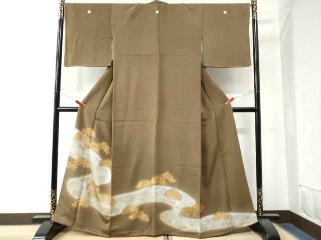 ■■■　サイズ　■■■ 身丈 164cm（肩から） 裄丈 68cm 袖丈 48cm　縫込み 5cm 袖幅 35cm 前幅 26cm 後幅 30cm 着物縫いこみ 内揚げ 4.5cm 裄 お袖側 約2cm　身頃側 約2cm ■■■　商品詳細　■■■ 【正絹・三つ紋・比翼仕立て・未使用】 状態は特に目立ったシミ汚れなどもなく大変良い状態です。 大変上質な逸品になります。 お安く出品致しますので、是非この機会にいかがでしょうか？ ■■■　注意事項　■■■ ■モニター発色の具合により色合いが異なる場合がございます。 ■寸法は多少の誤差が生じる場合がございますのでご了承ください。 ■縫込みの長さが左右非対称の場合は短い部分を記載しております。 左右非対称であってもご返品・お値引き等の保証は出来かねますので、ご了承の上ご購入をお願い致します。 ■シミ等のチェックには注意を払っておりますが、見落としがある場合もございますし、個人の見解も様々ですので神経質な方のご購入はお控えください。 ■箪笥に入っておりました着物や帯なので畳みシワや匂いがあるものもございます。 ■お休みは基本的に土日祝となりますが、その他臨時でお休みする場合がございますのでご了承ください。 ■商品の発送は平日のみの発送となります。 ■夜間と土曜、日曜日はお問い合わせの回答が遅れる場合がございます。 ■当店では、お直し、紋入れ、お手入れ等は承っておりません。 ■生地の状態（ヤケ、経年劣化等）によってはサイズ直しが出来ない場合がございます。 その点もどうかご了承のうえ、ご購入をお願いいたします。 ■弊社で取り扱う商品は一点ものにつき、時期や在庫状況に応じて金額が変更となる場合がございます。 ■検針は行っておりません。予めご了承いただきますようお願いいたします。 ■【洗える着物】と記載のある商品におきましては、商品お届け後に洗濯を行ってしまってからのご返品にはご対応しかねます。 念の為、専門店でのお手入れをお願いいたします。 ■着物のサイズ目安は下記を参考ください↓ ＜女性着物＞　お端折り次第で＋5?　−10?が着用可能サイズ 　例）身丈170?の場合、身長160?〜175? ＜男性着物＞　身丈＋約25?〜27?程が適応身長 　例）身丈155?の場合、身長180〜182?