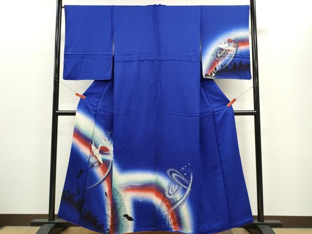 ■■■　サイズ　■■■ 身丈 157cm（肩から） 裄丈 66.5cm 袖丈 54cm　縫込み 5.5cm 袖幅 34.5cm 前幅 23.5cm 後幅 29.5cm 着物縫いこみ 内揚げ 9cm 裄 お袖側 約1.5cm　身頃側 約2.5cm ■■■　商品詳細　■■■ 【正絹】 状態は画像を添付しておりますので、そちらをご確認下さいますよう宜しくお願い致します。 大変上質な逸品になりますのでぜひお手入れをされてお召しになられてはいかがでしょうか。 お安く出品致しますので、是非この機会にいかがでしょうか？ ■■■　注意事項　■■■ ■モニター発色の具合により色合いが異なる場合がございます。 ■寸法は多少の誤差が生じる場合がございますのでご了承ください。 ■縫込みの長さが左右非対称の場合は短い部分を記載しております。 左右非対称であってもご返品・お値引き等の保証は出来かねますので、ご了承の上ご購入をお願い致します。 ■シミ等のチェックには注意を払っておりますが、見落としがある場合もございますし、個人の見解も様々ですので神経質な方のご購入はお控えください。 ■箪笥に入っておりました着物や帯なので畳みシワや匂いがあるものもございます。 ■お休みは基本的に土日祝となりますが、その他臨時でお休みする場合がございますのでご了承ください。 ■商品の発送は平日のみの発送となります。 ■夜間と土曜、日曜日はお問い合わせの回答が遅れる場合がございます。 ■当店では、お直し、紋入れ、お手入れ等は承っておりません。 ■生地の状態（ヤケ、経年劣化等）によってはサイズ直しが出来ない場合がございます。 その点もどうかご了承のうえ、ご購入をお願いいたします。 ■弊社で取り扱う商品は一点ものにつき、時期や在庫状況に応じて金額が変更となる場合がございます。 ■検針は行っておりません。予めご了承いただきますようお願いいたします。 ■【洗える着物】と記載のある商品におきましては、商品お届け後に洗濯を行ってしまってからのご返品にはご対応しかねます。 念の為、専門店でのお手入れをお願いいたします。 ■着物のサイズ目安は下記を参考ください↓ ＜女性着物＞　お端折り次第で＋5cm　−1cmが着用可能サイズ 　例）身丈170cmの場合、身長160cm〜175cm ＜男性着物＞　身丈＋約25cm〜27cm程が適応身長 　例）身丈155cmの場合、身長180〜182cm