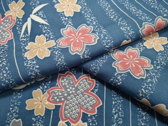 ■■■　サイズ　■■■ 身丈 161cm（肩から） 裄丈 63cm 袖丈 45cm　縫込み 4cm 袖幅 32cm 前幅 25.5cm 後幅 31.5cm 着物縫いこみ 内揚げ 0cm 裄 お袖側 約2.5cm　身頃側 約3cm ■■■　商品詳細　■■■ 【化繊】 状態は接写画像のように衿山に薄い汚れがございますが その他特に目立ったシミ汚れなどもなく大変良い状態です。 お安く出品致しますので、是非この機会にいかがでしょうか？ ■■■　注意事項　■■■ ■モニター発色の具合により色合いが異なる場合がございます。 ■寸法は多少の誤差が生じる場合がございますのでご了承ください。 ■シミ等のチェックには注意を払っておりますが、見落としがある場合もございますし、個人の見解も様々ですので神経質な方のご購入はお控えください。 ■箪笥に入っておりました着物や帯なので畳みシワや匂いがあるものもございます。 ■お休みは基本的に土日祝となりますが、その他臨時でお休みする場合がございますのでご了承ください。 ■商品の発送は平日のみの発送となります。 ■夜間と土曜、日曜日はお問い合わせの回答が遅れる場合がございます。 ■当店では、お直し、紋入れ、お手入れ等は承っておりません。 ■生地の状態（ヤケ、経年劣化等）によってはサイズ直しが出来ない場合がございます。 その点もどうかご了承のうえ、ご購入をお願いいたします。 ■着物のサイズ目安は下記を参考ください↓ ＜女性着物＞　身長-10cm+5cmが着用可能サイズ(お端折り次第) 　例）身長160cmの方→着物身丈150cm〜165cm ＜男性着物＞　身長-27cm ±5cmが着用可能サイズ 　例）身長170cmの方→着物身丈138cm〜148cm