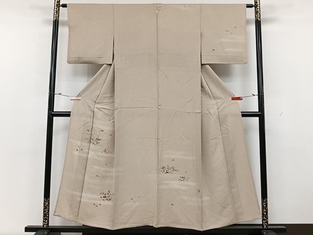 ■■■　サイズ　■■■ 身丈 152cm（肩から） 裄丈 61.5cm 袖丈 43.5cm　縫込み 5cm 袖幅 31.5cm 前幅 24.5cm 後幅 29.5cm 着物縫いこみ 内揚げ 8cm 裄 お袖側 約3cm　身頃側 約2.5cm ■■■　商品詳細　■■■ 【正絹・一つ紋】 状態は接写画像のように上前・両袖後ろ・衿山に汚れがございますが その他特に目立ったシミ汚れなどもなく大変良い状態です。 大変上質な逸品になります。 お安く出品致しますので、是非この機会にいかがでしょうか？ ■■■　注意事項　■■■ ■モニター発色の具合により色合いが異なる場合がございます。 ■寸法は多少の誤差が生じる場合がございますのでご了承ください。 ■縫込みの長さが左右非対称の場合は短い部分を記載しております。 左右非対称であってもご返品・お値引き等の保証は出来かねますので、ご了承の上ご購入をお願い致します。 ■シミ等のチェックには注意を払っておりますが、見落としがある場合もございますし、個人の見解も様々ですので神経質な方のご購入はお控えください。 ■箪笥に入っておりました着物や帯なので畳みシワや匂いがあるものもございます。 ■お休みは基本的に土日祝となりますが、その他臨時でお休みする場合がございますのでご了承ください。 ■商品の発送は平日のみの発送となります。 ■夜間と土曜、日曜日はお問い合わせの回答が遅れる場合がございます。 ■当店では、お直し、紋入れ、お手入れ等は承っておりません。 ■生地の状態（ヤケ、経年劣化等）によってはサイズ直しが出来ない場合がございます。 その点もどうかご了承のうえ、ご購入をお願いいたします。 ■弊社で取り扱う商品は一点ものにつき、時期や在庫状況に応じて金額が変更となる場合がございます。 ■検針は行っておりません。予めご了承いただきますようお願いいたします。 ■【洗える着物】と記載のある商品におきましては、商品お届け後に洗濯を行ってしまってからのご返品にはご対応しかねます。 念の為、専門店でのお手入れをお願いいたします。 ■着物のサイズ目安は下記を参考ください↓ ＜女性着物＞　お端折り次第で＋5?　−10?が着用可能サイズ 　例）身丈170?の場合、身長160?〜175? ＜男性着物＞　身丈＋約25?〜27?程が適応身長 　例）身丈155?の場合、身長180〜182?