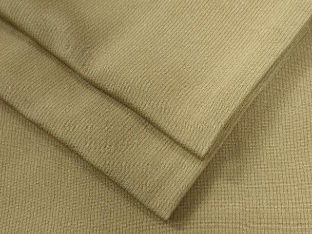 ■■■　サイズ　■■■ 身丈 160cm（肩から） 裄丈 65cm 袖丈 48.5cm　縫込み 5cm 袖幅 33cm 前幅 24cm 後幅 31cm 着物縫いこみ 内揚げ 5cm 裄 お袖側 約3cm　身頃側 約4cm ■■■　商品詳細　■■■ 【正絹・一つ紋】 状態は接写画像のように衿山に薄い汚れがございますが その他特に目立ったシミ汚れなどもなく大変良い状態です。 大変上質な逸品になります。 お安く出品致しますので、是非この機会にいかがでしょうか？ ■■■　注意事項　■■■ ■モニター発色の具合により色合いが異なる場合がございます。 ■寸法は多少の誤差が生じる場合がございますのでご了承ください。 ■縫込みの長さが左右非対称の場合は短い部分を記載しております。 左右非対称であってもご返品・お値引き等の保証は出来かねますので、ご了承の上ご購入をお願い致します。 ■シミ等のチェックには注意を払っておりますが、見落としがある場合もございますし、個人の見解も様々ですので神経質な方のご購入はお控えください。 ■箪笥に入っておりました着物や帯なので畳みシワや匂いがあるものもございます。 ■お休みは基本的に土日祝となりますが、その他臨時でお休みする場合がございますのでご了承ください。 ■商品の発送は平日のみの発送となります。 ■夜間と土曜、日曜日はお問い合わせの回答が遅れる場合がございます。 ■当店では、お直し、紋入れ、お手入れ等は承っておりません。 ■生地の状態（ヤケ、経年劣化等）によってはサイズ直しが出来ない場合がございます。 その点もどうかご了承のうえ、ご購入をお願いいたします。 ■弊社で取り扱う商品は一点ものにつき、時期や在庫状況に応じて金額が変更となる場合がございます。 ■検針は行っておりません。予めご了承いただきますようお願いいたします。 ■【洗える着物】と記載のある商品におきましては、商品お届け後に洗濯を行ってしまってからのご返品にはご対応しかねます。 念の為、専門店でのお手入れをお願いいたします。 ■着物のサイズ目安は下記を参考ください↓ ＜女性着物＞　お端折り次第で＋5cm　−1cmが着用可能サイズ 　例）身丈170cmの場合、身長160cm〜175cm ＜男性着物＞　身丈＋約25cm〜27cm程が適応身長 　例）身丈155cmの場合、身長180〜182cm