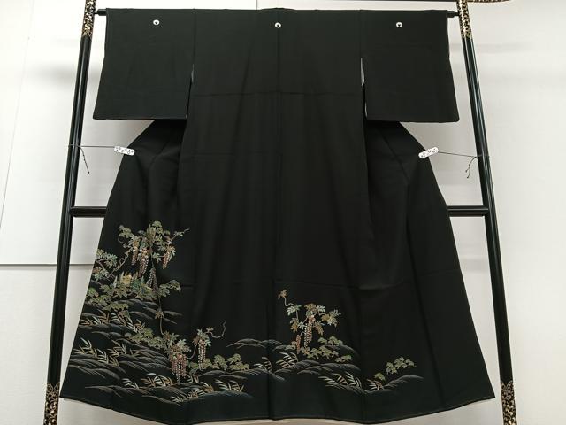 ■■■　サイズ　■■■ 身丈 144cm（肩から） 裄丈 64cm 袖丈 46.5cm　縫込み 4.5cm 袖幅 32.5cm 前幅 24.5cm 後幅 30.5cm 着物縫いこみ 内揚げ 8.5cm 裄 お袖側 約4cm　身頃側 約6.5cm ■■■　商品詳細　■■■ 【正絹・五つ紋・比翼仕立て】 状態は画像を添付しておりますので、そちらをご確認下さいますよう宜しくお願い致します。 大変上質な逸品になります。 お安く出品致しますので、是非この機会にいかがでしょうか？ ■■■　注意事項　■■■ ■モニター発色の具合により色合いが異なる場合がございます。 ■寸法は多少の誤差が生じる場合がございますのでご了承ください。 ■縫込みの長さが左右非対称の場合は短い部分を記載しております。 左右非対称であってもご返品・お値引き等の保証は出来かねますので、ご了承の上ご購入をお願い致します。 ■シミ等のチェックには注意を払っておりますが、見落としがある場合もございますし、個人の見解も様々ですので神経質な方のご購入はお控えください。 ■箪笥に入っておりました着物や帯なので畳みシワや匂いがあるものもございます。 ■お休みは基本的に土日祝となりますが、その他臨時でお休みする場合がございますのでご了承ください。 ■商品の発送は平日のみの発送となります。 ■夜間と土曜、日曜日はお問い合わせの回答が遅れる場合がございます。 ■当店では、お直し、紋入れ、お手入れ等は承っておりません。 ■生地の状態（ヤケ、経年劣化等）によってはサイズ直しが出来ない場合がございます。 その点もどうかご了承のうえ、ご購入をお願いいたします。 ■弊社で取り扱う商品は一点ものにつき、時期や在庫状況に応じて金額が変更となる場合がございます。 ■検針は行っておりません。予めご了承いただきますようお願いいたします。 ■【洗える着物】と記載のある商品におきましては、商品お届け後に洗濯を行ってしまってからのご返品にはご対応しかねます。 念の為、専門店でのお手入れをお願いいたします。 ■着物のサイズ目安は下記を参考ください↓ ＜女性着物＞　お端折り次第で＋5cm　−1cmが着用可能サイズ 　例）身丈170cmの場合、身長160cm〜175cm ＜男性着物＞　身丈＋約25cm〜27cm程が適応身長 　例）身丈155cmの場合、身長180〜182cm