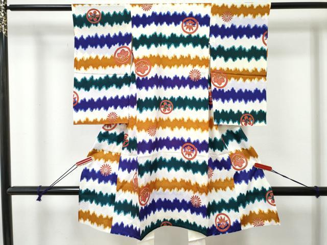 ■■■　サイズ　■■■ 【着物】 身丈 97cm（肩から） 裄丈 40.5cm 袖丈 51.5cm ■■■　商品詳細　■■■ 産着【化繊】 状態は接写画像のように表地所々・紐部分・裏地・肩当てに薄い汚れがございます。 ぜひお手入れをされてお召しになられてはいかがでしょうか。 お安く出品致しますので、是非この機会にいかがでしょうか？ ※襦袢の付属がございません。 ※ご自身で洗濯された場合の保証はできかねます。専門店にご相談ください。 ■■■　注意事項　■■■ ■モニター発色の具合により色合いが異なる場合がございます。 ■寸法は多少の誤差が生じる場合がございますのでご了承ください。 ■縫込みの長さが左右非対称の場合は短い部分を記載しております。 左右非対称であってもご返品・お値引き等の保証は出来かねますので、ご了承の上ご購入をお願い致します。 ■シミ等のチェックには注意を払っておりますが、見落としがある場合もございますし、個人の見解も様々ですので神経質な方のご購入はお控えください。 ■箪笥に入っておりました着物や帯なので畳みシワや匂いがあるものもございます。 ■お休みは基本的に土日祝となりますが、その他臨時でお休みする場合がございますのでご了承ください。 ■商品の発送は平日のみの発送となります。 ■夜間と土曜、日曜日はお問い合わせの回答が遅れる場合がございます。 ■当店では、お直し、紋入れ、お手入れ等は承っておりません。 ■生地の状態（ヤケ、経年劣化等）によってはサイズ直しが出来ない場合がございます。 その点もどうかご了承のうえ、ご購入をお願いいたします。 ■弊社で取り扱う商品は一点ものにつき、時期や在庫状況に応じて金額が変更となる場合がございます。 ■検針は行っておりません。予めご了承いただきますようお願いいたします。 ■【洗える着物】と記載のある商品におきましては、商品お届け後に洗濯を行ってしまってからのご返品にはご対応しかねます。 念の為、専門店でのお手入れをお願いいたします。 ■写真に写っている物が全てになります。それ以外の付属品はございませんのでご了承ください。 ■状態に関する写真につきましては、掲載可能な写真枚数に限りがあるため、各箇所につき1枚参考画像を掲載しております。 ■着物のサイズ目安は下記を参考ください↓ ＜女性着物＞　お端折り次第で＋5cm　－1cmが着用可能サイズ 　例）身丈170cmの場合、身長160cm～175cm ＜男性着物＞　身丈＋約25cm～27cm程が適応身長 　例）身丈155cmの場合、身長180～182cm