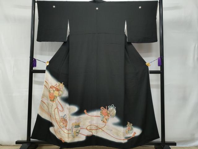 ■■■　サイズ　■■■ 身丈 156.5cm（肩から） 裄丈 67cm 袖丈 45.5cm　縫込み 5cm 袖幅 23.5cm 前幅 26cm 後幅 31cm 着物縫いこみ 内揚げ 7cm 裄 お袖側 約1cm　身頃側 約3cm ■■■　商品詳細　■■■ 【正絹・五つ紋・比翼仕立て】 状態は画像を添付しておりますので、そちらをご確認下さいますよう宜しくお願い致します。 大変上質な逸品になります。 お安く出品致しますので、是非この機会にいかがでしょうか？ ■■■　注意事項　■■■ ■モニター発色の具合により色合いが異なる場合がございます。 ■寸法は多少の誤差が生じる場合がございますのでご了承ください。 ■縫込みの長さが左右非対称の場合は短い部分を記載しております。 左右非対称であってもご返品・お値引き等の保証は出来かねますので、ご了承の上ご購入をお願い致します。 ■シミ等のチェックには注意を払っておりますが、見落としがある場合もございますし、個人の見解も様々ですので神経質な方のご購入はお控えください。 ■箪笥に入っておりました着物や帯なので畳みシワや匂いがあるものもございます。 ■お休みは基本的に土日祝となりますが、その他臨時でお休みする場合がございますのでご了承ください。 ■商品の発送は平日のみの発送となります。 ■夜間と土曜、日曜日はお問い合わせの回答が遅れる場合がございます。 ■当店では、お直し、紋入れ、お手入れ等は承っておりません。 ■生地の状態（ヤケ、経年劣化等）によってはサイズ直しが出来ない場合がございます。 その点もどうかご了承のうえ、ご購入をお願いいたします。 ■弊社で取り扱う商品は一点ものにつき、時期や在庫状況に応じて金額が変更となる場合がございます。 ■検針は行っておりません。予めご了承いただきますようお願いいたします。 ■【洗える着物】と記載のある商品におきましては、商品お届け後に洗濯を行ってしまってからのご返品にはご対応しかねます。 念の為、専門店でのお手入れをお願いいたします。 ■着物のサイズ目安は下記を参考ください↓ ＜女性着物＞　お端折り次第で＋5cm　−1cmが着用可能サイズ 　例）身丈170cmの場合、身長160cm〜175cm ＜男性着物＞　身丈＋約25cm〜27cm程が適応身長 　例）身丈155cmの場合、身長180〜182cm