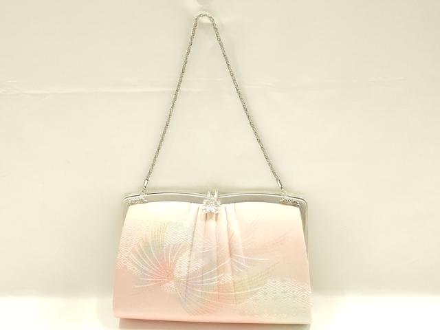 ■■■　サイズ　■■■ 【バッグ】 横　　　21cm 縦　　　13.5cm　取っ手込み　32.5cm 奥行き　4.5cm ■■■　商品詳細　■■■ 状態は参考画像のように薄い汚れ、へこみがございます。 大変上質な逸品になります。 お安く出品致しますので、是非この機会にいかがでしょうか？ ■■■　注意事項　■■■ ■モニター発色の具合により色合いが異なる場合がございます。 ■寸法は多少の誤差が生じる場合がございますのでご了承ください。 ■縫込みの長さが左右非対称の場合は短い部分を記載しております。 左右非対称であってもご返品・お値引き等の保証は出来かねますので、ご了承の上ご購入をお願い致します。 ■シミ等のチェックには注意を払っておりますが、見落としがある場合もございますし、個人の見解も様々ですので神経質な方のご購入はお控えください。 ■箪笥に入っておりました着物や帯なので畳みシワや匂いがあるものもございます。 ■お休みは基本的に土日祝となりますが、その他臨時でお休みする場合がございますのでご了承ください。 ■商品の発送は平日のみの発送となります。 ■夜間と土曜、日曜日はお問い合わせの回答が遅れる場合がございます。 ■当店では、お直し、紋入れ、お手入れ等は承っておりません。 ■生地の状態（ヤケ、経年劣化等）によってはサイズ直しが出来ない場合がございます。 その点もどうかご了承のうえ、ご購入をお願いいたします。 ■弊社で取り扱う商品は一点ものにつき、時期や在庫状況に応じて金額が変更となる場合がございます。 ■検針は行っておりません。予めご了承いただきますようお願いいたします。 ■【洗える着物】と記載のある商品におきましては、商品お届け後に洗濯を行ってしまってからのご返品にはご対応しかねます。 念の為、専門店でのお手入れをお願いいたします。 ■写真に写っている物が全てになります。それ以外の付属品はございませんのでご了承ください。 ■状態に関する写真につきましては、掲載可能な写真枚数に限りがあるため、各箇所につき1枚参考画像を掲載しております。 ■着物のサイズ目安は下記を参考ください↓ ＜女性着物＞　お端折り次第で＋5cm　−1cmが着用可能サイズ 　例）身丈170cmの場合、身長160cm〜175cm ＜男性着物＞　身丈＋約25cm〜27cm程が適応身長 　例）身丈155cmの場合、身長180〜182cm