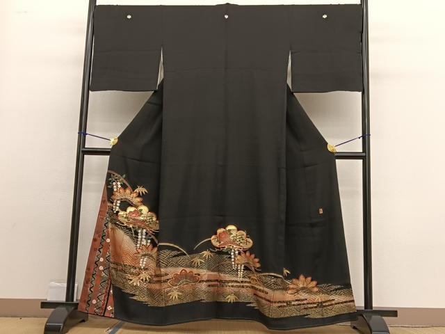 ■■■　サイズ　■■■ 身丈 161.5cm（肩から） 裄丈 69cm 袖丈 48cm　縫込み 8cm 袖幅 35.5cm 前幅 25cm 後幅 31cm 着物縫いこみ 内揚げ 1.5cm 裄 お袖側 約2cm　身頃側 約2cm ■■■　商品詳細　■■■ 【正絹・五つ紋・比翼仕立て】 状態は画像を添付しておりますので、そちらをご確認下さいますよう宜しくお願い致します。 大変上質な逸品になります。 お安く出品致しますので、是非この機会にいかがでしょうか？ ■■■　注意事項　■■■ ■モニター発色の具合により色合いが異なる場合がございます。 ■寸法は多少の誤差が生じる場合がございますのでご了承ください。 ■縫込みの長さが左右非対称の場合は短い部分を記載しております。 左右非対称であってもご返品・お値引き等の保証は出来かねますので、ご了承の上ご購入をお願い致します。 ■シミ等のチェックには注意を払っておりますが、見落としがある場合もございますし、個人の見解も様々ですので神経質な方のご購入はお控えください。 ■箪笥に入っておりました着物や帯なので畳みシワや匂いがあるものもございます。 ■お休みは基本的に土日祝となりますが、その他臨時でお休みする場合がございますのでご了承ください。 ■商品の発送は平日のみの発送となります。 ■夜間と土曜、日曜日はお問い合わせの回答が遅れる場合がございます。 ■当店では、お直し、紋入れ、お手入れ等は承っておりません。 ■生地の状態（ヤケ、経年劣化等）によってはサイズ直しが出来ない場合がございます。 その点もどうかご了承のうえ、ご購入をお願いいたします。 ■弊社で取り扱う商品は一点ものにつき、時期や在庫状況に応じて金額が変更となる場合がございます。 ■検針は行っておりません。予めご了承いただきますようお願いいたします。 ■【洗える着物】と記載のある商品におきましては、商品お届け後に洗濯を行ってしまってからのご返品にはご対応しかねます。 念の為、専門店でのお手入れをお願いいたします。 ■着物のサイズ目安は下記を参考ください↓ ＜女性着物＞　お端折り次第で＋5cm　−1cmが着用可能サイズ 　例）身丈170cmの場合、身長160cm〜175cm ＜男性着物＞　身丈＋約25cm〜27cm程が適応身長 　例）身丈155cmの場合、身長180〜182cm