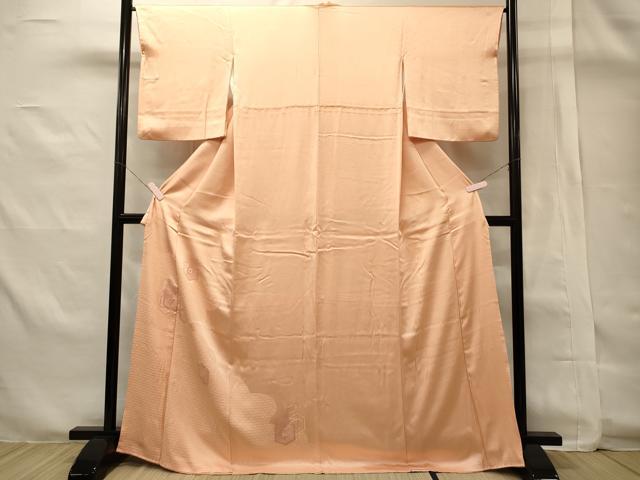 ■■■　サイズ　■■■ 身丈 171cm（肩から） 裄丈 66cm 袖丈 50cm　縫込み 4.5cm 袖幅 34cm 前幅 25cm 後幅 30cm 着物縫いこみ 内揚げ 0cm 裄 お袖側 約1cm　身頃側 約1cm ■■■　商品詳細　■■■ 【正絹・紋無し】 状態は画像を添付しておりますので、そちらをご確認下さいますよう宜しくお願い致します。 大変上質な逸品になります。 お安く出品致しますので、是非この機会にいかがでしょうか？ ■■■　注意事項　■■■ ■モニター発色の具合により色合いが異なる場合がございます。 ■寸法は多少の誤差が生じる場合がございますのでご了承ください。 ■縫込みの長さが左右非対称の場合は短い部分を記載しております。 左右非対称であってもご返品・お値引き等の保証は出来かねますので、ご了承の上ご購入をお願い致します。 ■シミ等のチェックには注意を払っておりますが、見落としがある場合もございますし、個人の見解も様々ですので神経質な方のご購入はお控えください。 ■箪笥に入っておりました着物や帯なので畳みシワや匂いがあるものもございます。 ■お休みは基本的に土日祝となりますが、その他臨時でお休みする場合がございますのでご了承ください。 ■商品の発送は平日のみの発送となります。 ■夜間と土曜、日曜日はお問い合わせの回答が遅れる場合がございます。 ■当店では、お直し、紋入れ、お手入れ等は承っておりません。 ■生地の状態（ヤケ、経年劣化等）によってはサイズ直しが出来ない場合がございます。 その点もどうかご了承のうえ、ご購入をお願いいたします。 ■弊社で取り扱う商品は一点ものにつき、時期や在庫状況に応じて金額が変更となる場合がございます。 ■検針は行っておりません。予めご了承いただきますようお願いいたします。 ■【洗える着物】と記載のある商品におきましては、商品お届け後に洗濯を行ってしまってからのご返品にはご対応しかねます。 念の為、専門店でのお手入れをお願いいたします。 ■写真に写っている物が全てになります。それ以外の付属品はございませんのでご了承ください。 ■状態に関する写真につきましては、掲載可能な写真枚数に限りがあるため、各箇所につき1枚参考画像を掲載しております。 ■着物のサイズ目安は下記を参考ください↓ ＜女性着物＞　お端折り次第で＋5cm　－1cmが着用可能サイズ 　例）身丈170cmの場合、身長160cm～175cm ＜男性着物＞　身丈＋約25cm～27cm程が適応身長 　例）身丈155cmの場合、身長180～182cm