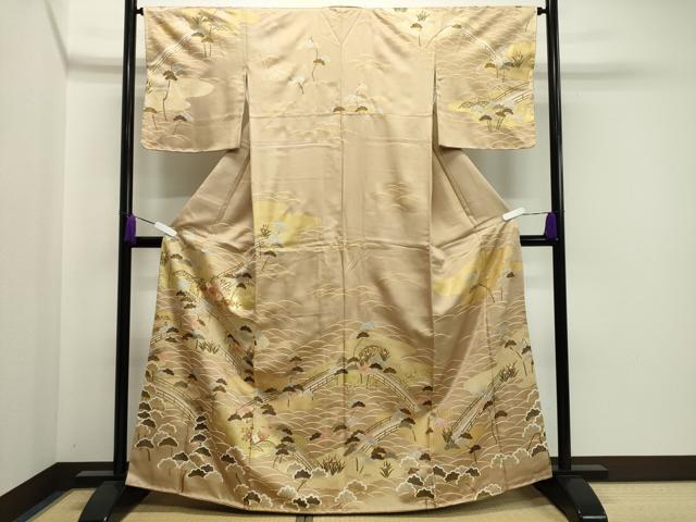 ■■■　サイズ　■■■ 身丈 164cm（肩から） 裄丈 64.5cm 袖丈 49cm　縫込み 7.5cm 袖幅 32.5cm 前幅 23cm 後幅 28.5cm 着物縫いこみ 内揚げ 8cm 裄 お袖側 約1.5cm　身頃側 約2.5cm ■■■　商品詳細　■■■ 【正絹・未使用】 状態は接写画像のように後身頃・胴裏・下前胸付近・衿に薄い汚れがございますが その他特に目立ったシミ汚れなどもなく大変良い状態です。 大変上質な逸品になります。 お安く出品致しますので、是非この機会にいかがでしょうか？ ■■■　注意事項　■■■ ■モニター発色の具合により色合いが異なる場合がございます。 ■寸法は多少の誤差が生じる場合がございますのでご了承ください。 ■シミ等のチェックには注意を払っておりますが、見落としがある場合もございますし、個人の見解も様々ですので神経質な方のご購入はお控えください。 ■箪笥に入っておりました着物や帯なので畳みシワや匂いがあるものもございます。 ■お休みは基本的に土日祝となりますが、その他臨時でお休みする場合がございますのでご了承ください。 ■商品の発送は平日のみの発送となります。 ■夜間と土曜、日曜日はお問い合わせの回答が遅れる場合がございます。 ■当店では、お直し、紋入れ、お手入れ等は承っておりません。 ■生地の状態（ヤケ、経年劣化等）によってはサイズ直しが出来ない場合がございます。 その点もどうかご了承のうえ、ご購入をお願いいたします。 ■着物のサイズ目安は下記を参考ください↓ ＜女性着物＞　身長-10cm+5cmが着用可能サイズ(お端折り次第) 　例）身長160cmの方→着物身丈150cm〜165cm ＜男性着物＞　身長-27cm ±5cmが着用可能サイズ 　例）身長170cmの方→着物身丈138cm〜148cm