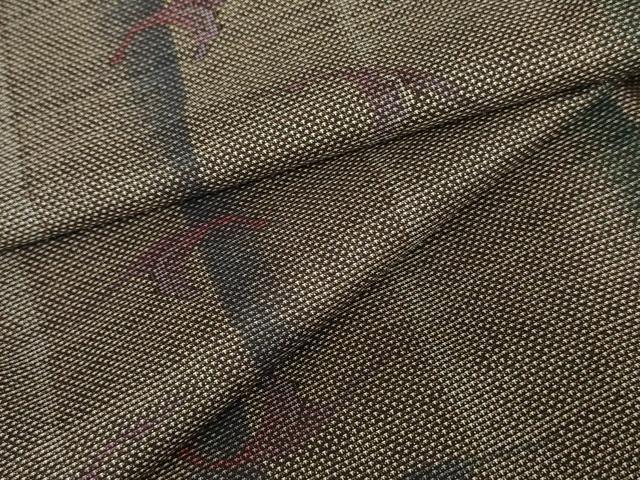 ■■■　サイズ　■■■ 身丈 160cm（肩から） 裄丈 66cm 袖丈 51cm　縫込み 2.5cm 袖幅 34cm 前幅 27cm 後幅 30.5cm 着物縫いこみ 内揚げ 0cm 裄 お袖側 約2.5cm　身頃側 約4cm ■■■　商品詳細　■■■ 【正絹】 状態は接写画像のように衿山に薄い汚れがございますが その他特に目立ったシミ汚れなどもなく大変良い状態です。 大変上質な逸品になります。 お安く出品致しますので、是非この機会にいかがでしょうか？ ■■■　注意事項　■■■ ■モニター発色の具合により色合いが異なる場合がございます。 ■寸法は多少の誤差が生じる場合がございますのでご了承ください。 ■縫込みの長さが左右非対称の場合は短い部分を記載しております。 左右非対称であってもご返品・お値引き等の保証は出来かねますので、ご了承の上ご購入をお願い致します。 ■シミ等のチェックには注意を払っておりますが、見落としがある場合もございますし、個人の見解も様々ですので神経質な方のご購入はお控えください。 ■箪笥に入っておりました着物や帯なので畳みシワや匂いがあるものもございます。 ■お休みは基本的に土日祝となりますが、その他臨時でお休みする場合がございますのでご了承ください。 ■商品の発送は平日のみの発送となります。 ■夜間と土曜、日曜日はお問い合わせの回答が遅れる場合がございます。 ■当店では、お直し、紋入れ、お手入れ等は承っておりません。 ■生地の状態（ヤケ、経年劣化等）によってはサイズ直しが出来ない場合がございます。 その点もどうかご了承のうえ、ご購入をお願いいたします。 ■弊社で取り扱う商品は一点ものにつき、時期や在庫状況に応じて金額が変更となる場合がございます。 ■検針は行っておりません。予めご了承いただきますようお願いいたします。 ■【洗える着物】と記載のある商品におきましては、商品お届け後に洗濯を行ってしまってからのご返品にはご対応しかねます。 念の為、専門店でのお手入れをお願いいたします。 ■着物のサイズ目安は下記を参考ください↓ ＜女性着物＞　お端折り次第で＋5cm　−1cmが着用可能サイズ 　例）身丈170cmの場合、身長160cm〜175cm ＜男性着物＞　身丈＋約25cm〜27cm程が適応身長 　例）身丈155cmの場合、身長180〜182cm