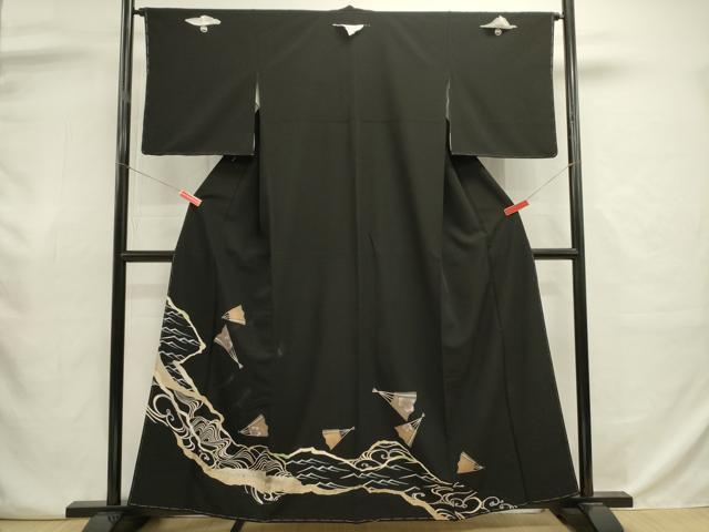 ■■■　サイズ　■■■ 身丈 157.5cm（肩から） 裄丈 64cm 袖丈 48cm　縫込み 6cm 袖幅 34cm 前幅 23cm 後幅 29cm 着物縫いこみ 内揚げ 9cm 裄 お袖側 約2cm　身頃側 約6cm ■■■　商品詳細　■■■ 【正絹・五つ紋】 状態は画像を添付しておりますので、そちらをご確認下さいますよう宜しくお願い致します。 大変上質な逸品になりますのでぜひお手入れをされてお召しになられてはいかがでしょうか。 お安く出品致しますので、是非この機会にいかがでしょうか？ ■■■　注意事項　■■■ ■モニター発色の具合により色合いが異なる場合がございます。 ■寸法は多少の誤差が生じる場合がございますのでご了承ください。 ■縫込みの長さが左右非対称の場合は短い部分を記載しております。 左右非対称であってもご返品・お値引き等の保証は出来かねますので、ご了承の上ご購入をお願い致します。 ■シミ等のチェックには注意を払っておりますが、見落としがある場合もございますし、個人の見解も様々ですので神経質な方のご購入はお控えください。 ■箪笥に入っておりました着物や帯なので畳みシワや匂いがあるものもございます。 ■お休みは基本的に土日祝となりますが、その他臨時でお休みする場合がございますのでご了承ください。 ■商品の発送は平日のみの発送となります。 ■夜間と土曜、日曜日はお問い合わせの回答が遅れる場合がございます。 ■当店では、お直し、紋入れ、お手入れ等は承っておりません。 ■生地の状態（ヤケ、経年劣化等）によってはサイズ直しが出来ない場合がございます。 その点もどうかご了承のうえ、ご購入をお願いいたします。 ■弊社で取り扱う商品は一点ものにつき、時期や在庫状況に応じて金額が変更となる場合がございます。 ■検針は行っておりません。予めご了承いただきますようお願いいたします。 ■【洗える着物】と記載のある商品におきましては、商品お届け後に洗濯を行ってしまってからのご返品にはご対応しかねます。 念の為、専門店でのお手入れをお願いいたします。 ■写真に写っている物が全てになります。それ以外の付属品はございませんのでご了承ください。 ■状態に関する写真につきましては、掲載可能な写真枚数に限りがあるため、各箇所につき1枚参考画像を掲載しております。 ■着物のサイズ目安は下記を参考ください↓ ＜女性着物＞　お端折り次第で＋5cm　−1cmが着用可能サイズ 　例）身丈170cmの場合、身長160cm〜175cm ＜男性着物＞　身丈＋約25cm〜27cm程が適応身長 　例）身丈155cmの場合、身長180〜182cm
