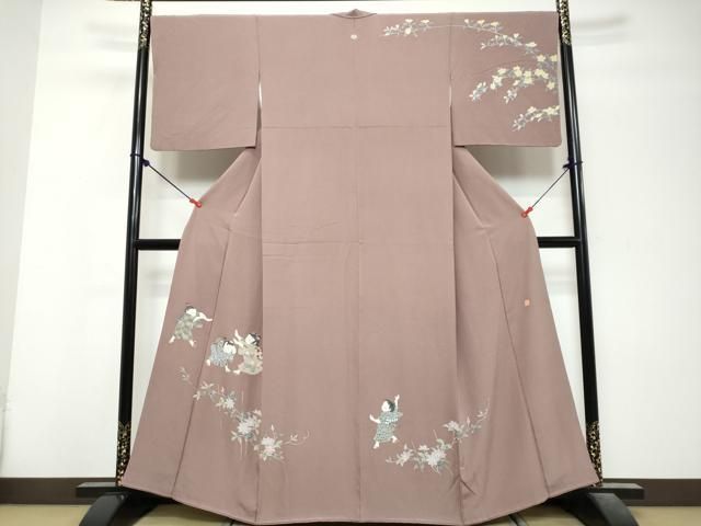 ■■■　サイズ　■■■ 身丈 160.5cm（肩から） 裄丈 68.5cm 袖丈 48.5cm　縫込み 4cm 袖幅 35.5cm 前幅 26.5cm 後幅 30.5cm 着物縫いこみ 内揚げ 5cm 裄 お袖側 約1cm　身頃側 約2cm ■■■　商品詳細　■■■ 【正絹】 状態は接写画像のように上前・袖口に薄い汚れがございますが その他特に目立ったシミ汚れなどもなく大変良い状態です。 大変上質な逸品になります。 お安く出品致しますので、是非この機会にいかがでしょうか？ ■■■　注意事項　■■■ ■モニター発色の具合により色合いが異なる場合がございます。 ■寸法は多少の誤差が生じる場合がございますのでご了承ください。 ■縫込みの長さが左右非対称の場合は短い部分を記載しております。 左右非対称であってもご返品・お値引き等の保証は出来かねますので、ご了承の上ご購入をお願い致します。 ■シミ等のチェックには注意を払っておりますが、見落としがある場合もございますし、個人の見解も様々ですので神経質な方のご購入はお控えください。 ■汚れやシミの種類につきましては、専門ではない為、正確な判別が難しく商品説明では種類を特定せず、汚れやシミと記載させております。 恐れ入りますが、ご了承くださいますようお願い申し上げます。 ■箪笥に入っておりました着物や帯なので畳みシワや匂いがあるものもございます。 ■お休みは基本的に土日祝となりますが、その他臨時でお休みする場合がございますのでご了承ください。 ■商品の発送は平日のみの発送となります。 ■夜間と土曜、日曜日はお問い合わせの回答が遅れる場合がございます。 ■当店では、お直し、紋入れ、お手入れ等は承っておりません。 ■生地の状態（ヤケ、経年劣化等）によってはサイズ直しが出来ない場合がございます。 その点もどうかご了承のうえ、ご購入をお願いいたします。 ■弊社で取り扱う商品は一点ものにつき、時期や在庫状況に応じて金額が変更となる場合がございます。 ■検針は行っておりません。予めご了承いただきますようお願いいたします。 ■【洗える着物】と記載のある商品におきましては、商品お届け後に洗濯を行ってしまってからのご返品にはご対応しかねます。 念の為、専門店でのお手入れをお願いいたします。 ■写真に写っている物が全てになります。それ以外の付属品はございませんのでご了承ください。 ■状態に関する写真につきましては、掲載可能な写真枚数に限りがあるため、各箇所につき1枚参考画像を掲載しております。 ■着物のサイズ目安は下記を参考ください↓ ＜女性着物＞　お端折り次第で＋5cm　−1cmが着用可能サイズ 　例）身丈170cmの場合、身長160cm〜175cm ＜男性着物＞　身丈＋約25cm〜27cm程が適応身長 　例）身丈155cmの場合、身長180〜182cm