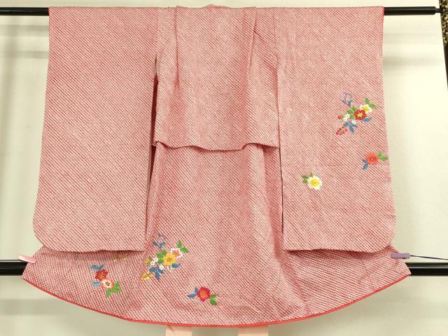 ■■■　サイズ　■■■ 身丈 92cm（肩から） 裄丈 50.5cm（肩上げ　3cm） 袖丈 74.5cm 袖幅 32.5cm 前幅 18.5cm 後幅 25cm 着物縫いこみ 腰揚げ 17.5cm 裄 お袖側 約 2cm　身頃側 約 1cm ■■■　商品詳細　■■■ 【表地:正絹・裏地:化繊・重ね衿：取り外し可能】 状態は接写画像のように 左袖付けに糸解け、衿裏・上前おくみに若干の汚れがございますが その他特に目立ったシミ汚れなどもなく大変良い状態です。 大変上質な極上の逸品になります。 お安く出品致しますので、是非この機会にいかがでしょうか？ ■■■　注意事項　■■■ ■モニター発色の具合により色合いが異なる場合がございます。 ■寸法は多少の誤差が生じる場合がございますのでご了承ください。 ■縫込みの長さが左右非対称の場合は短い部分を記載しております。 左右非対称であってもご返品・お値引き等の保証は出来かねますので、ご了承の上ご購入をお願い致します。 ■シミ等のチェックには注意を払っておりますが、見落としがある場合もございますし、個人の見解も様々ですので神経質な方のご購入はお控えください。 ■箪笥に入っておりました着物や帯なので畳みシワや匂いがあるものもございます。 ■お休みは基本的に土日祝となりますが、その他臨時でお休みする場合がございますのでご了承ください。 ■商品の発送は平日のみの発送となります。 ■夜間と土曜、日曜日はお問い合わせの回答が遅れる場合がございます。 ■当店では、お直し、紋入れ、お手入れ等は承っておりません。 ■生地の状態（ヤケ、経年劣化等）によってはサイズ直しが出来ない場合がございます。 その点もどうかご了承のうえ、ご購入をお願いいたします。 ■弊社で取り扱う商品は一点ものにつき、時期や在庫状況に応じて金額が変更となる場合がございます。 ■検針は行っておりません。予めご了承いただきますようお願いいたします。 ■【洗える着物】と記載のある商品におきましては、商品お届け後に洗濯を行ってしまってからのご返品にはご対応しかねます。 念の為、専門店でのお手入れをお願いいたします。 ■着物のサイズ目安は下記を参考ください↓ ＜女性着物＞　お端折り次第で＋5?　−10?が着用可能サイズ 　例）身丈170?の場合、身長160?〜175? ＜男性着物＞　身丈＋約25?〜27?程が適応身長 　例）身丈155?の場合、身長180〜182?