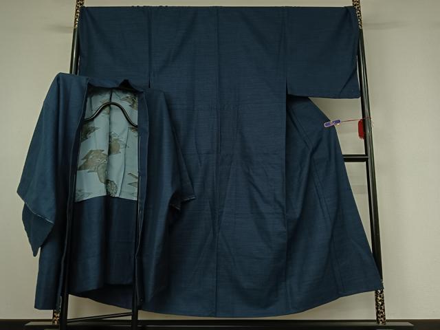 ■■■　サイズ　■■■ 【着物】 身丈 149cm（肩から） 裄丈 72cm 袖丈 50cm　縫込み 2cm 袖幅 36cm 前幅 26cm 後幅 31cm 着物縫いこみ 内揚げ 2cm 裄 お袖側 約1.5cm　身頃側 約1.5cm 【羽織】 身丈 86cm（肩から） 裄丈 72cm 袖丈 50cm　縫込み 2cm 袖幅 37cm 前幅 19cm 後幅 31cm 裄 お袖側 約1cm　身頃側 約2cm ■■■　商品詳細　■■■ 【ウール】 状態は特に目立ったシミ汚れなどもなく大変良い状態です。 お安く出品致しますので、是非この機会にいかがでしょうか？ ■■■　注意事項　■■■ ■モニター発色の具合により色合いが異なる場合がございます。 ■寸法は多少の誤差が生じる場合がございますのでご了承ください。 ■縫込みの長さが左右非対称の場合は短い部分を記載しております。 左右非対称であってもご返品・お値引き等の保証は出来かねますので、ご了承の上ご購入をお願い致します。 ■シミ等のチェックには注意を払っておりますが、見落としがある場合もございますし、個人の見解も様々ですので神経質な方のご購入はお控えください。 ■箪笥に入っておりました着物や帯なので畳みシワや匂いがあるものもございます。 ■お休みは基本的に土日祝となりますが、その他臨時でお休みする場合がございますのでご了承ください。 ■商品の発送は平日のみの発送となります。 ■夜間と土曜、日曜日はお問い合わせの回答が遅れる場合がございます。 ■当店では、お直し、紋入れ、お手入れ等は承っておりません。 ■生地の状態（ヤケ、経年劣化等）によってはサイズ直しが出来ない場合がございます。 その点もどうかご了承のうえ、ご購入をお願いいたします。 ■弊社で取り扱う商品は一点ものにつき、時期や在庫状況に応じて金額が変更となる場合がございます。 ■検針は行っておりません。予めご了承いただきますようお願いいたします。 ■【洗える着物】と記載のある商品におきましては、商品お届け後に洗濯を行ってしまってからのご返品にはご対応しかねます。 念の為、専門店でのお手入れをお願いいたします。 ■写真に写っている物が全てになります。それ以外の付属品はございませんのでご了承ください。 ■着物のサイズ目安は下記を参考ください↓ ＜女性着物＞　お端折り次第で＋5cm　－1cmが着用可能サイズ 　例）身丈170cmの場合、身長160cm～175cm ＜男性着物＞　身丈＋約25cm～27cm程が適応身長 　例）身丈155cmの場合、身長180～182cm