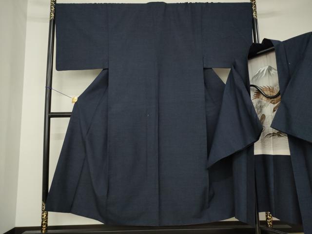 ■■■　サイズ　■■■ 【着物】 身丈 148cm（肩から） 裄丈 70cm 袖丈 49cm　縫込み 5cm 袖幅 35cm 前幅 25cm 後幅 32cm 着物縫いこみ 内揚げ 6cm 裄 お袖側 約1cm　身頃側 約3cm 【羽織】 身丈 91cm（肩から） 裄丈 71cm 袖丈 48cm　縫込み 1.5cm 袖幅 36cm 前幅 19cm 後幅 30cm 裄 お袖側 約1cm　身頃側 約1cm ■■■　商品詳細　■■■ 【正絹】 状態は特に目立ったシミ汚れなどもなく大変良い状態です。 大変上質な逸品になります。 お安く出品致しますので、是非この機会にいかがでしょうか？ ■■■　注意事項　■■■ ■モニター発色の具合により色合いが異なる場合がございます。 ■寸法は多少の誤差が生じる場合がございますのでご了承ください。 ■縫込みの長さが左右非対称の場合は短い部分を記載しております。 左右非対称であってもご返品・お値引き等の保証は出来かねますので、ご了承の上ご購入をお願い致します。 ■シミ等のチェックには注意を払っておりますが、見落としがある場合もございますし、個人の見解も様々ですので神経質な方のご購入はお控えください。 ■箪笥に入っておりました着物や帯なので畳みシワや匂いがあるものもございます。 ■お休みは基本的に土日祝となりますが、その他臨時でお休みする場合がございますのでご了承ください。 ■商品の発送は平日のみの発送となります。 ■夜間と土曜、日曜日はお問い合わせの回答が遅れる場合がございます。 ■当店では、お直し、紋入れ、お手入れ等は承っておりません。 ■生地の状態（ヤケ、経年劣化等）によってはサイズ直しが出来ない場合がございます。 その点もどうかご了承のうえ、ご購入をお願いいたします。 ■弊社で取り扱う商品は一点ものにつき、時期や在庫状況に応じて金額が変更となる場合がございます。 ■検針は行っておりません。予めご了承いただきますようお願いいたします。 ■【洗える着物】と記載のある商品におきましては、商品お届け後に洗濯を行ってしまってからのご返品にはご対応しかねます。 念の為、専門店でのお手入れをお願いいたします。 ■写真に写っている物が全てになります。それ以外の付属品はございませんのでご了承ください。 ■状態に関する写真につきましては、掲載可能な写真枚数に限りがあるため、各箇所につき1枚参考画像を掲載しております。 ■着物のサイズ目安は下記を参考ください↓ ＜女性着物＞　お端折り次第で＋5cm　−1cmが着用可能サイズ 　例）身丈170cmの場合、身長160cm〜175cm ＜男性着物＞　身丈＋約25cm〜27cm程が適応身長 　例）身丈155cmの場合、身長180〜182cm
