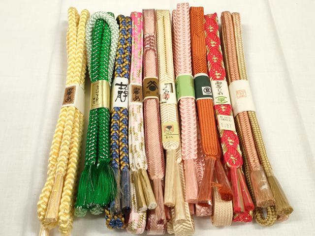 ■■■　商品詳細　■■■ 【未使用】 状態は参考画像のように薄い汚れございます。 大変上質な逸品になります。 お安く出品致しますので、是非この機会にいかがでしょうか？ ※こちらのお品はまとめての出品となりますので、 サイズ等の詳細は記載しておりません。 ご理解の上でのご入札をお願い致します。 ■■■　注意事項　■■■ ■モニター発色の具合により色合いが異なる場合がございます。 ■寸法は多少の誤差が生じる場合がございますのでご了承ください。 ■縫込みの長さが左右非対称の場合は短い部分を記載しております。 左右非対称であってもご返品・お値引き等の保証は出来かねますので、ご了承の上ご購入をお願い致します。 ■シミ等のチェックには注意を払っておりますが、見落としがある場合もございますし、個人の見解も様々ですので神経質な方のご購入はお控えください。 ■箪笥に入っておりました着物や帯なので畳みシワや匂いがあるものもございます。 ■お休みは基本的に土日祝となりますが、その他臨時でお休みする場合がございますのでご了承ください。 ■商品の発送は平日のみの発送となります。 ■夜間と土曜、日曜日はお問い合わせの回答が遅れる場合がございます。 ■当店では、お直し、紋入れ、お手入れ等は承っておりません。 ■生地の状態（ヤケ、経年劣化等）によってはサイズ直しが出来ない場合がございます。 その点もどうかご了承のうえ、ご購入をお願いいたします。 ■弊社で取り扱う商品は一点ものにつき、時期や在庫状況に応じて金額が変更となる場合がございます。 ■検針は行っておりません。予めご了承いただきますようお願いいたします。 ■【洗える着物】と記載のある商品におきましては、商品お届け後に洗濯を行ってしまってからのご返品にはご対応しかねます。 念の為、専門店でのお手入れをお願いいたします。 ■着物のサイズ目安は下記を参考ください↓ ＜女性着物＞　お端折り次第で＋5cm　−1cmが着用可能サイズ 　例）身丈170cmの場合、身長160cm〜175cm ＜男性着物＞　身丈＋約25cm〜27cm程が適応身長 　例）身丈155cmの場合、身長180〜182cm