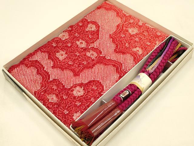 ■■■　商品詳細　■■■ 【未使用】 状態は特に目立ったシミ汚れなどもなく大変良い状態です。 大変上質な逸品になります。 お安く出品致しますので、是非この機会にいかがでしょうか？ ■■■　注意事項　■■■ ■モニター発色の具合により色合いが異なる場合がございます。 ■寸法は多少の誤差が生じる場合がございますのでご了承ください。 ■縫込みの長さが左右非対称の場合は短い部分を記載しております。 左右非対称であってもご返品・お値引き等の保証は出来かねますので、ご了承の上ご購入をお願い致します。 ■シミ等のチェックには注意を払っておりますが、見落としがある場合もございますし、個人の見解も様々ですので神経質な方のご購入はお控えください。 ■箪笥に入っておりました着物や帯なので畳みシワや匂いがあるものもございます。 ■お休みは基本的に土日祝となりますが、その他臨時でお休みする場合がございますのでご了承ください。 ■商品の発送は平日のみの発送となります。 ■夜間と土曜、日曜日はお問い合わせの回答が遅れる場合がございます。 ■当店では、お直し、紋入れ、お手入れ等は承っておりません。 ■生地の状態（ヤケ、経年劣化等）によってはサイズ直しが出来ない場合がございます。 その点もどうかご了承のうえ、ご購入をお願いいたします。 ■弊社で取り扱う商品は一点ものにつき、時期や在庫状況に応じて金額が変更となる場合がございます。 ■検針は行っておりません。予めご了承いただきますようお願いいたします。 ■【洗える着物】と記載のある商品におきましては、商品お届け後に洗濯を行ってしまってからのご返品にはご対応しかねます。 念の為、専門店でのお手入れをお願いいたします。 ■着物のサイズ目安は下記を参考ください↓ ＜女性着物＞　お端折り次第で＋5?　−10?が着用可能サイズ 　例）身丈170?の場合、身長160?〜175? ＜男性着物＞　身丈＋約25?〜27?程が適応身長 　例）身丈155?の場合、身長180〜182?