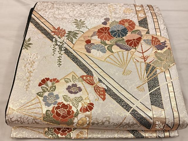 ■■■　サイズ　■■■ 長さ 458cm 幅 31cm程 ■■■　商品詳細　■■■ 【正絹】 詳細に関しましては、画像をご確認ください。 大変上質な逸品になります。 お安く出品致しますので、是非この機会にいかがでしょうか？ ■■■　注意事項　■■■ ■モニター発色の具合により色合いが異なる場合がございます。 ■寸法は多少の誤差が生じる場合がございますのでご了承ください。 ■縫込みの長さが左右非対称の場合は短い部分を記載しております。 左右非対称であってもご返品・お値引き等の保証は出来かねますので、ご了承の上ご購入をお願い致します。 ■シミ等のチェックには注意を払っておりますが、見落としがある場合もございますし、個人の見解も様々ですので神経質な方のご購入はお控えください。 ■箪笥に入っておりました着物や帯なので畳みシワや匂いがあるものもございます。 ■お休みは基本的に土日祝となりますが、その他臨時でお休みする場合がございますのでご了承ください。 ■商品の発送は平日のみの発送となります。 ■夜間と土曜、日曜日はお問い合わせの回答が遅れる場合がございます。 ■当店では、お直し、紋入れ、お手入れ等は承っておりません。 ■生地の状態（ヤケ、経年劣化等）によってはサイズ直しが出来ない場合がございます。 その点もどうかご了承のうえ、ご購入をお願いいたします。 ■弊社で取り扱う商品は一点ものにつき、時期や在庫状況に応じて金額が変更となる場合がございます。 ■検針は行っておりません。予めご了承いただきますようお願いいたします。 ■【洗える着物】と記載のある商品におきましては、商品お届け後に洗濯を行ってしまってからのご返品にはご対応しかねます。 念の為、専門店でのお手入れをお願いいたします。 ■着物のサイズ目安は下記を参考ください↓ ＜女性着物＞　お端折り次第で＋5cm　−1cmが着用可能サイズ 　例）身丈170cmの場合、身長160cm〜175cm ＜男性着物＞　身丈＋約25cm〜27cm程が適応身長 　例）身丈155cmの場合、身長180〜182cm