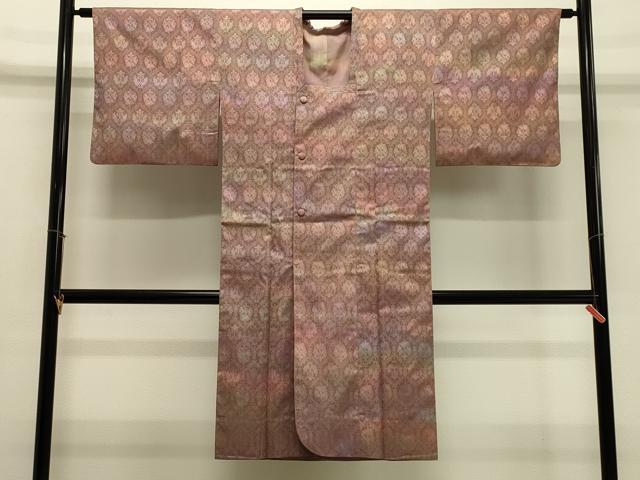■■■　サイズ　■■■ 身丈 117cm（肩から） 裄丈 64cm 袖丈 42.5cm　縫込み 7cm 袖幅 33.5cm 前幅 19.5cm 後幅 27.5cm 裄 お袖側 約3cm　身頃側 約5.5cm ■■■　商品詳細　■■■ 【正絹】 状態は特に目立ったシミ汚れなどもなく大変良い状態です。 大変上質な逸品になります。 お安く出品致しますので、是非この機会にいかがでしょうか？ ■■■　注意事項　■■■ ■モニター発色の具合により色合いが異なる場合がございます。 ■寸法は多少の誤差が生じる場合がございますのでご了承ください。 ■縫込みの長さが左右非対称の場合は短い部分を記載しております。 左右非対称であってもご返品・お値引き等の保証は出来かねますので、ご了承の上ご購入をお願い致します。 ■シミ等のチェックには注意を払っておりますが、見落としがある場合もございますし、個人の見解も様々ですので神経質な方のご購入はお控えください。 ■箪笥に入っておりました着物や帯なので畳みシワや匂いがあるものもございます。 ■お休みは基本的に土日祝となりますが、その他臨時でお休みする場合がございますのでご了承ください。 ■商品の発送は平日のみの発送となります。 ■夜間と土曜、日曜日はお問い合わせの回答が遅れる場合がございます。 ■当店では、お直し、紋入れ、お手入れ等は承っておりません。 ■生地の状態（ヤケ、経年劣化等）によってはサイズ直しが出来ない場合がございます。 その点もどうかご了承のうえ、ご購入をお願いいたします。 ■弊社で取り扱う商品は一点ものにつき、時期や在庫状況に応じて金額が変更となる場合がございます。 ■検針は行っておりません。予めご了承いただきますようお願いいたします。 ■【洗える着物】と記載のある商品におきましては、商品お届け後に洗濯を行ってしまってからのご返品にはご対応しかねます。 念の為、専門店でのお手入れをお願いいたします。 ■写真に写っている物が全てになります。それ以外の付属品はございませんのでご了承ください。 ■状態に関する写真につきましては、掲載可能な写真枚数に限りがあるため、各箇所につき1枚参考画像を掲載しております。 ■着物のサイズ目安は下記を参考ください↓ ＜女性着物＞　お端折り次第で＋5cm　−1cmが着用可能サイズ 　例）身丈170cmの場合、身長160cm〜175cm ＜男性着物＞　身丈＋約25cm〜27cm程が適応身長 　例）身丈155cmの場合、身長180〜182cm