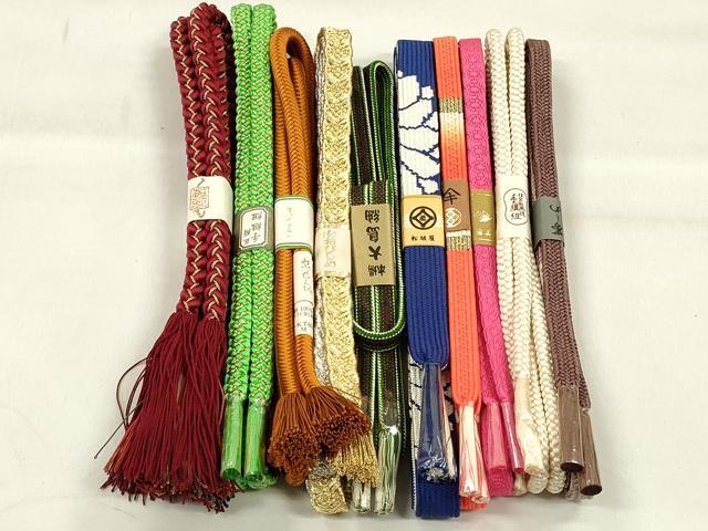 ■■■　商品詳細　■■■ 【未使用】 ※こちらのお品はまとめての出品となりますので、 汚れ・サイズ等の詳細は記載しておりません。 ご理解の上でのご入札をお願い致します。 大変上質な逸品になります。 お安く出品致しますので、是非この機会にいかがでしょうか？ ■■■　注意事項　■■■ ■モニター発色の具合により色合いが異なる場合がございます。 ■寸法は多少の誤差が生じる場合がございますのでご了承ください。 ■縫込みの長さが左右非対称の場合は短い部分を記載しております。 左右非対称であってもご返品・お値引き等の保証は出来かねますので、ご了承の上ご購入をお願い致します。 ■シミ等のチェックには注意を払っておりますが、見落としがある場合もございますし、個人の見解も様々ですので神経質な方のご購入はお控えください。 ■箪笥に入っておりました着物や帯なので畳みシワや匂いがあるものもございます。 ■お休みは基本的に土日祝となりますが、その他臨時でお休みする場合がございますのでご了承ください。 ■商品の発送は平日のみの発送となります。 ■夜間と土曜、日曜日はお問い合わせの回答が遅れる場合がございます。 ■当店では、お直し、紋入れ、お手入れ等は承っておりません。 ■生地の状態（ヤケ、経年劣化等）によってはサイズ直しが出来ない場合がございます。 その点もどうかご了承のうえ、ご購入をお願いいたします。 ■弊社で取り扱う商品は一点ものにつき、時期や在庫状況に応じて金額が変更となる場合がございます。 ■検針は行っておりません。予めご了承いただきますようお願いいたします。 ■【洗える着物】と記載のある商品におきましては、商品お届け後に洗濯を行ってしまってからのご返品にはご対応しかねます。 念の為、専門店でのお手入れをお願いいたします。 ■写真に写っている物が全てになります。それ以外の付属品はございませんのでご了承ください。 ■状態に関する写真につきましては、掲載可能な写真枚数に限りがあるため、各箇所につき1枚参考画像を掲載しております。 ■着物のサイズ目安は下記を参考ください↓ ＜女性着物＞　お端折り次第で＋5cm　−1cmが着用可能サイズ 　例）身丈170cmの場合、身長160cm〜175cm ＜男性着物＞　身丈＋約25cm〜27cm程が適応身長 　例）身丈155cmの場合、身長180〜182cm