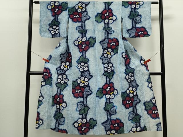 ■■■　サイズ　■■■ 身丈 142cm（肩から） 裄丈 60cm 袖丈 40cm　縫込み 2cm 袖幅 31cm 前幅 24cm 後幅 28cm 着物縫いこみ 内揚げ 0cm 裄 お袖側 約1cm　身頃側 約2cm ■■■　商品詳細　■■■ 【綿】 状態は接写画像のように両袖・後身頃に薄い汚れがございますが その他特に目立ったシミ汚れなどもなく大変良い状態です。 人気の高い“有松鳴海絞り”の浴衣でございます。 “鳴海絞り”ならではの表情を生み出す立体感と 淡いぼかしで息を吹き込まれ、 今にも動き出しそうな迫力を放っております。 夏祭りや花火大会、これから増えるイベントに連れ立って、 より夏をお楽しみ下さいませ。 大変上質な逸品になります。 お安く出品致しますので、是非この機会にいかがでしょうか？ ■■■　注意事項　■■■ ■モニター発色の具合により色合いが異なる場合がございます。 ■寸法は多少の誤差が生じる場合がございますのでご了承ください。 ■縫込みの長さが左右非対称の場合は短い部分を記載しております。 左右非対称であってもご返品・お値引き等の保証は出来かねますので、ご了承の上ご購入をお願い致します。 ■シミ等のチェックには注意を払っておりますが、見落としがある場合もございますし、個人の見解も様々ですので神経質な方のご購入はお控えください。 ■箪笥に入っておりました着物や帯なので畳みシワや匂いがあるものもございます。 ■お休みは基本的に土日祝となりますが、その他臨時でお休みする場合がございますのでご了承ください。 ■商品の発送は平日のみの発送となります。 ■夜間と土曜、日曜日はお問い合わせの回答が遅れる場合がございます。 ■当店では、お直し、紋入れ、お手入れ等は承っておりません。 ■生地の状態（ヤケ、経年劣化等）によってはサイズ直しが出来ない場合がございます。 その点もどうかご了承のうえ、ご購入をお願いいたします。 ■弊社で取り扱う商品は一点ものにつき、時期や在庫状況に応じて金額が変更となる場合がございます。 ■検針は行っておりません。予めご了承いただきますようお願いいたします。 ■【洗える着物】と記載のある商品におきましては、商品お届け後に洗濯を行ってしまってからのご返品にはご対応しかねます。 念の為、専門店でのお手入れをお願いいたします。 ■写真に写っている物が全てになります。それ以外の付属品はございませんのでご了承ください。 ■状態に関する写真につきましては、掲載可能な写真枚数に限りがあるため、各箇所につき1枚参考画像を掲載しております。 ■着物のサイズ目安は下記を参考ください↓ ＜女性着物＞　お端折り次第で＋5cm　−1cmが着用可能サイズ 　例）身丈170cmの場合、身長160cm〜175cm ＜男性着物＞　身丈＋約25cm〜27cm程が適応身長 　例）身丈155cmの場合、身長180〜182cm