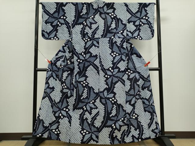 ■■■　サイズ　■■■ 身丈 158.5cm（肩から） 裄丈 65cm 袖丈 44cm　縫込み 1.5cm 袖幅 32.5cm 前幅 25cm 後幅 31.5cm 着物縫いこみ 内揚げ 0cm 裄 お袖側 約1.5cm　身頃側 約1cm ■■■　商品詳細　■■■ 【綿】 状態は接写画像のように表地所々に薄い汚れがございます。 人気の高い“有松鳴海絞り”の浴衣でございます。 “鳴海絞り”ならではの表情を生み出す立体感と 淡いぼかしで息を吹き込まれ、 今にも動き出しそうな迫力を放っております。 夏祭りや花火大会、これから増えるイベントに連れ立って、 より夏をお楽しみ下さいませ。 大変上質な逸品になりますので ぜひお手入れをされてお召しになられてはいかがでしょうか。 お安く出品致しますので、是非この機会にいかがでしょうか？ ■■■　注意事項　■■■ ■モニター発色の具合により色合いが異なる場合がございます。 ■寸法は多少の誤差が生じる場合がございますのでご了承ください。 ■縫込みの長さが左右非対称の場合は短い部分を記載しております。 左右非対称であってもご返品・お値引き等の保証は出来かねますので、ご了承の上ご購入をお願い致します。 ■シミ等のチェックには注意を払っておりますが、見落としがある場合もございますし、個人の見解も様々ですので神経質な方のご購入はお控えください。 ■箪笥に入っておりました着物や帯なので畳みシワや匂いがあるものもございます。 ■お休みは基本的に土日祝となりますが、その他臨時でお休みする場合がございますのでご了承ください。 ■商品の発送は平日のみの発送となります。 ■夜間と土曜、日曜日はお問い合わせの回答が遅れる場合がございます。 ■当店では、お直し、紋入れ、お手入れ等は承っておりません。 ■生地の状態（ヤケ、経年劣化等）によってはサイズ直しが出来ない場合がございます。 その点もどうかご了承のうえ、ご購入をお願いいたします。 ■弊社で取り扱う商品は一点ものにつき、時期や在庫状況に応じて金額が変更となる場合がございます。 ■検針は行っておりません。予めご了承いただきますようお願いいたします。 ■【洗える着物】と記載のある商品におきましては、商品お届け後に洗濯を行ってしまってからのご返品にはご対応しかねます。 念の為、専門店でのお手入れをお願いいたします。 ■写真に写っている物が全てになります。それ以外の付属品はございませんのでご了承ください。 ■状態に関する写真につきましては、掲載可能な写真枚数に限りがあるため、各箇所につき1枚参考画像を掲載しております。 ■着物のサイズ目安は下記を参考ください↓ ＜女性着物＞　お端折り次第で＋5cm　−1cmが着用可能サイズ 　例）身丈170cmの場合、身長160cm〜175cm ＜男性着物＞　身丈＋約25cm〜27cm程が適応身長 　例）身丈155cmの場合、身長180〜182cm