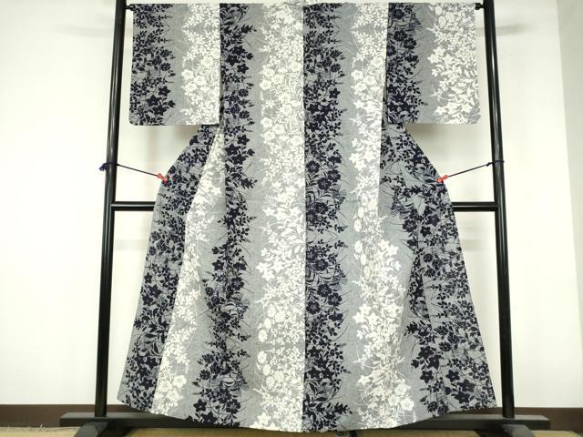 ■■■　サイズ　■■■ 身丈 156cm（肩から） 裄丈 64.5cm 袖丈 49cm　縫込み 5cm 袖幅 33cm 前幅 23cm 後幅 28.5cm 着物縫いこみ 内揚げ 8.5cm 裄 お袖側 約1.5cm　身頃側 約2.5cm ■■■　商品詳細　■■■ 【綿】 状態は接写画像のように衿に薄い汚れがございますが その他特に目立ったシミ汚れなどもなく大変良い状態です。 大変上質な逸品になります。 お安く出品致しますので、是非この機会にいかがでしょうか？ ■■■　注意事項　■■■ ■モニター発色の具合により色合いが異なる場合がございます。 ■寸法は多少の誤差が生じる場合がございますのでご了承ください。 ■縫込みの長さが左右非対称の場合は短い部分を記載しております。 左右非対称であってもご返品・お値引き等の保証は出来かねますので、ご了承の上ご購入をお願い致します。 ■シミ等のチェックには注意を払っておりますが、見落としがある場合もございますし、個人の見解も様々ですので神経質な方のご購入はお控えください。 ■箪笥に入っておりました着物や帯なので畳みシワや匂いがあるものもございます。 ■お休みは基本的に土日祝となりますが、その他臨時でお休みする場合がございますのでご了承ください。 ■商品の発送は平日のみの発送となります。 ■夜間と土曜、日曜日はお問い合わせの回答が遅れる場合がございます。 ■当店では、お直し、紋入れ、お手入れ等は承っておりません。 ■生地の状態（ヤケ、経年劣化等）によってはサイズ直しが出来ない場合がございます。 その点もどうかご了承のうえ、ご購入をお願いいたします。 ■弊社で取り扱う商品は一点ものにつき、時期や在庫状況に応じて金額が変更となる場合がございます。 ■検針は行っておりません。予めご了承いただきますようお願いいたします。 ■【洗える着物】と記載のある商品におきましては、商品お届け後に洗濯を行ってしまってからのご返品にはご対応しかねます。 念の為、専門店でのお手入れをお願いいたします。 ■写真に写っている物が全てになります。それ以外の付属品はございませんのでご了承ください。 ■状態に関する写真につきましては、掲載可能な写真枚数に限りがあるため、各箇所につき1枚参考画像を掲載しております。 ■着物のサイズ目安は下記を参考ください↓ ＜女性着物＞　お端折り次第で＋5cm　−1cmが着用可能サイズ 　例）身丈170cmの場合、身長160cm〜175cm ＜男性着物＞　身丈＋約25cm〜27cm程が適応身長 　例）身丈155cmの場合、身長180〜182cm