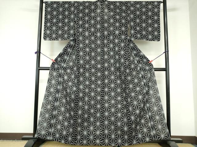 ■■■　サイズ　■■■ 身丈 160cm（肩から） 裄丈 66cm 袖丈 47cm　縫込み 5cm 袖幅 34cm 前幅 26cm 後幅 29.5cm 着物縫いこみ 内揚げ 0cm 裄 お袖側 約1.5cm　身頃側 約4cm ■■■　商品詳細　■■■ 【綿麻】 状態は特に目立ったシミ汚れなどもなく大変良い状態です。 大変上質な逸品になります。 お安く出品致しますので、是非この機会にいかがでしょうか？ ■■■　注意事項　■■■ ■モニター発色の具合により色合いが異なる場合がございます。 ■寸法は多少の誤差が生じる場合がございますのでご了承ください。 ■縫込みの長さが左右非対称の場合は短い部分を記載しております。 左右非対称であってもご返品・お値引き等の保証は出来かねますので、ご了承の上ご購入をお願い致します。 ■シミ等のチェックには注意を払っておりますが、見落としがある場合もございますし、個人の見解も様々ですので神経質な方のご購入はお控えください。 ■箪笥に入っておりました着物や帯なので畳みシワや匂いがあるものもございます。 ■お休みは基本的に土日祝となりますが、その他臨時でお休みする場合がございますのでご了承ください。 ■商品の発送は平日のみの発送となります。 ■夜間と土曜、日曜日はお問い合わせの回答が遅れる場合がございます。 ■当店では、お直し、紋入れ、お手入れ等は承っておりません。 ■生地の状態（ヤケ、経年劣化等）によってはサイズ直しが出来ない場合がございます。 その点もどうかご了承のうえ、ご購入をお願いいたします。 ■弊社で取り扱う商品は一点ものにつき、時期や在庫状況に応じて金額が変更となる場合がございます。 ■検針は行っておりません。予めご了承いただきますようお願いいたします。 ■【洗える着物】と記載のある商品におきましては、商品お届け後に洗濯を行ってしまってからのご返品にはご対応しかねます。 念の為、専門店でのお手入れをお願いいたします。 ■写真に写っている物が全てになります。それ以外の付属品はございませんのでご了承ください。 ■状態に関する写真につきましては、掲載可能な写真枚数に限りがあるため、各箇所につき1枚参考画像を掲載しております。 ■着物のサイズ目安は下記を参考ください↓ ＜女性着物＞　お端折り次第で＋5cm　−1cmが着用可能サイズ 　例）身丈170cmの場合、身長160cm〜175cm ＜男性着物＞　身丈＋約25cm〜27cm程が適応身長 　例）身丈155cmの場合、身長180〜182cm