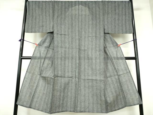■■■　サイズ　■■■ 身丈 141cm（肩から） 裄丈 71cm 袖丈 48.5cm　縫込み 1.5cm 袖幅 35.5cm 前幅 26cm 後幅 32cm 着物縫いこみ 内揚げ 0cm 裄 お袖側 約1.5cm　身頃側 約1cm ■■■　商品詳細　■■■ 【綿麻】 状態は特に目立ったシミ汚れなどもなく大変良い状態です。 大変上質な逸品になります。 お安く出品致しますので、是非この機会にいかがでしょうか？ ■■■　注意事項　■■■ ■モニター発色の具合により色合いが異なる場合がございます。 ■寸法は多少の誤差が生じる場合がございますのでご了承ください。 ■縫込みの長さが左右非対称の場合は短い部分を記載しております。 左右非対称であってもご返品・お値引き等の保証は出来かねますので、ご了承の上ご購入をお願い致します。 ■シミ等のチェックには注意を払っておりますが、見落としがある場合もございますし、個人の見解も様々ですので神経質な方のご購入はお控えください。 ■箪笥に入っておりました着物や帯なので畳みシワや匂いがあるものもございます。 ■お休みは基本的に土日祝となりますが、その他臨時でお休みする場合がございますのでご了承ください。 ■商品の発送は平日のみの発送となります。 ■夜間と土曜、日曜日はお問い合わせの回答が遅れる場合がございます。 ■当店では、お直し、紋入れ、お手入れ等は承っておりません。 ■生地の状態（ヤケ、経年劣化等）によってはサイズ直しが出来ない場合がございます。 その点もどうかご了承のうえ、ご購入をお願いいたします。 ■弊社で取り扱う商品は一点ものにつき、時期や在庫状況に応じて金額が変更となる場合がございます。 ■検針は行っておりません。予めご了承いただきますようお願いいたします。 ■【洗える着物】と記載のある商品におきましては、商品お届け後に洗濯を行ってしまってからのご返品にはご対応しかねます。 念の為、専門店でのお手入れをお願いいたします。 ■写真に写っている物が全てになります。それ以外の付属品はございませんのでご了承ください。 ■状態に関する写真につきましては、掲載可能な写真枚数に限りがあるため、各箇所につき1枚参考画像を掲載しております。 ■着物のサイズ目安は下記を参考ください↓ ＜女性着物＞　お端折り次第で＋5cm　−1cmが着用可能サイズ 　例）身丈170cmの場合、身長160cm〜175cm ＜男性着物＞　身丈＋約25cm〜27cm程が適応身長 　例）身丈155cmの場合、身長180〜182cm