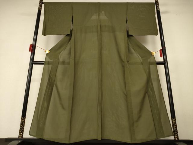■■■　サイズ　■■■ 身丈 155.5cm（肩から） 裄丈 66cm 袖丈 47cm　縫込み 3.5cm 袖幅 33cm 前幅 24cm 後幅 30.5cm 着物縫いこみ 内揚げ 7cm 裄 お袖側 約1cm　身頃側 約0cm ■■■　商品詳細　■■■ 【正絹・紋なし】 状態は接写画像のように表地所々・衿裏・袖口に汚れ、衿裏に引っかかりがございますが その他特に目立ったシミ汚れなどもなく大変良い状態です。 大変上質な逸品になります。 お安く出品致しますので、是非この機会にいかがでしょうか？ ■■■　注意事項　■■■ ■モニター発色の具合により色合いが異なる場合がございます。 ■寸法は多少の誤差が生じる場合がございますのでご了承ください。 ■縫込みの長さが左右非対称の場合は短い部分を記載しております。 左右非対称であってもご返品・お値引き等の保証は出来かねますので、ご了承の上ご購入をお願い致します。 ■シミ等のチェックには注意を払っておりますが、見落としがある場合もございますし、個人の見解も様々ですので神経質な方のご購入はお控えください。 ■箪笥に入っておりました着物や帯なので畳みシワや匂いがあるものもございます。 ■お休みは基本的に土日祝となりますが、その他臨時でお休みする場合がございますのでご了承ください。 ■商品の発送は平日のみの発送となります。 ■夜間と土曜、日曜日はお問い合わせの回答が遅れる場合がございます。 ■当店では、お直し、紋入れ、お手入れ等は承っておりません。 ■生地の状態（ヤケ、経年劣化等）によってはサイズ直しが出来ない場合がございます。 その点もどうかご了承のうえ、ご購入をお願いいたします。 ■弊社で取り扱う商品は一点ものにつき、時期や在庫状況に応じて金額が変更となる場合がございます。 ■検針は行っておりません。予めご了承いただきますようお願いいたします。 ■【洗える着物】と記載のある商品におきましては、商品お届け後に洗濯を行ってしまってからのご返品にはご対応しかねます。 念の為、専門店でのお手入れをお願いいたします。 ■写真に写っている物が全てになります。それ以外の付属品はございませんのでご了承ください。 ■状態に関する写真につきましては、掲載可能な写真枚数に限りがあるため、各箇所につき1枚参考画像を掲載しております。 ■着物のサイズ目安は下記を参考ください↓ ＜女性着物＞　お端折り次第で＋5cm　－1cmが着用可能サイズ 　例）身丈170cmの場合、身長160cm～175cm ＜男性着物＞　身丈＋約25cm～27cm程が適応身長 　例）身丈155cmの場合、身長180～182cm