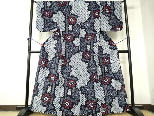 ■■■　サイズ　■■■ 身丈 167.5cm（肩から） 裄丈 64.5cm 袖丈 49cm　縫込み 1.5cm 袖幅 32.5cm 前幅 25.5cm 後幅 30cm 着物縫いこみ 内揚げ 0cm 裄 お袖側 約1cm　身頃側 約1.5cm ■■■　商品詳細　■■■ 【綿】 状態は接写画像のように後身頃に薄い汚れがございますが その他特に目立ったシミ汚れなどもなく大変良い状態です。 人気の高い“有松鳴海絞り”の浴衣でございます。 “鳴海絞り”ならではの表情を生み出す立体感と 淡いぼかしで息を吹き込まれ、 今にも動き出しそうな迫力を放っております。 夏祭りや花火大会、これから増えるイベントに連れ立って、 より夏をお楽しみ下さいませ。 大変上質な逸品になります。 お安く出品致しますので、是非この機会にいかがでしょうか？ ■■■　注意事項　■■■ ■モニター発色の具合により色合いが異なる場合がございます。 ■寸法は多少の誤差が生じる場合がございますのでご了承ください。 ■縫込みの長さが左右非対称の場合は短い部分を記載しております。 左右非対称であってもご返品・お値引き等の保証は出来かねますので、ご了承の上ご購入をお願い致します。 ■シミ等のチェックには注意を払っておりますが、見落としがある場合もございますし、個人の見解も様々ですので神経質な方のご購入はお控えください。 ■箪笥に入っておりました着物や帯なので畳みシワや匂いがあるものもございます。 ■お休みは基本的に土日祝となりますが、その他臨時でお休みする場合がございますのでご了承ください。 ■商品の発送は平日のみの発送となります。 ■夜間と土曜、日曜日はお問い合わせの回答が遅れる場合がございます。 ■当店では、お直し、紋入れ、お手入れ等は承っておりません。 ■生地の状態（ヤケ、経年劣化等）によってはサイズ直しが出来ない場合がございます。 その点もどうかご了承のうえ、ご購入をお願いいたします。 ■弊社で取り扱う商品は一点ものにつき、時期や在庫状況に応じて金額が変更となる場合がございます。 ■検針は行っておりません。予めご了承いただきますようお願いいたします。 ■【洗える着物】と記載のある商品におきましては、商品お届け後に洗濯を行ってしまってからのご返品にはご対応しかねます。 念の為、専門店でのお手入れをお願いいたします。 ■写真に写っている物が全てになります。それ以外の付属品はございませんのでご了承ください。 ■状態に関する写真につきましては、掲載可能な写真枚数に限りがあるため、各箇所につき1枚参考画像を掲載しております。 ■着物のサイズ目安は下記を参考ください↓ ＜女性着物＞　お端折り次第で＋5cm　−1cmが着用可能サイズ 　例）身丈170cmの場合、身長160cm〜175cm ＜男性着物＞　身丈＋約25cm〜27cm程が適応身長 　例）身丈155cmの場合、身長180〜182cm