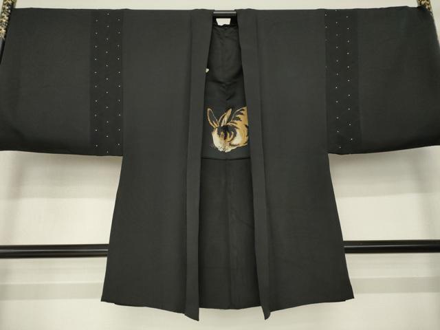 ■■■　サイズ　■■■ 身丈 92cm（肩から） 裄丈 77.5cm 袖丈 53cm　縫込み 3cm 袖幅 44cm 前幅 19cm 後幅 30cm 着物縫いこみ 内揚げ 0cm 裄 お袖側 約1cm　身頃側 約1cm ■■■　商品詳細　■■■ 【正絹】 状態は接写画像のように両袖に破れ、袖口に破れと糸解け、下前に糸解けがございますが その他特に目立ったシミ汚れなどもなく大変良い状態です。 大変上質な逸品になりますので ぜひお手入れをされてお召しになられてはいかがでしょうか。 お安く出品致しますので、是非この機会にいかがでしょうか？ ■■■　注意事項　■■■ ■モニター発色の具合により色合いが異なる場合がございます。 ■寸法は多少の誤差が生じる場合がございますのでご了承ください。 ■縫込みの長さが左右非対称の場合は短い部分を記載しております。 左右非対称であってもご返品・お値引き等の保証は出来かねますので、ご了承の上ご購入をお願い致します。 ■シミ等のチェックには注意を払っておりますが、見落としがある場合もございますし、個人の見解も様々ですので神経質な方のご購入はお控えください。 ■箪笥に入っておりました着物や帯なので畳みシワや匂いがあるものもございます。 ■お休みは基本的に土日祝となりますが、その他臨時でお休みする場合がございますのでご了承ください。 ■商品の発送は平日のみの発送となります。 ■夜間と土曜、日曜日はお問い合わせの回答が遅れる場合がございます。 ■当店では、お直し、紋入れ、お手入れ等は承っておりません。 ■生地の状態（ヤケ、経年劣化等）によってはサイズ直しが出来ない場合がございます。 その点もどうかご了承のうえ、ご購入をお願いいたします。 ■弊社で取り扱う商品は一点ものにつき、時期や在庫状況に応じて金額が変更となる場合がございます。 ■検針は行っておりません。予めご了承いただきますようお願いいたします。 ■【洗える着物】と記載のある商品におきましては、商品お届け後に洗濯を行ってしまってからのご返品にはご対応しかねます。 念の為、専門店でのお手入れをお願いいたします。 ■写真に写っている物が全てになります。それ以外の付属品はございませんのでご了承ください。 ■状態に関する写真につきましては、掲載可能な写真枚数に限りがあるため、各箇所につき1枚参考画像を掲載しております。 ■着物のサイズ目安は下記を参考ください↓ ＜女性着物＞　お端折り次第で＋5cm　−1cmが着用可能サイズ 　例）身丈170cmの場合、身長160cm〜175cm ＜男性着物＞　身丈＋約25cm〜27cm程が適応身長 　例）身丈155cmの場合、身長180〜182cm