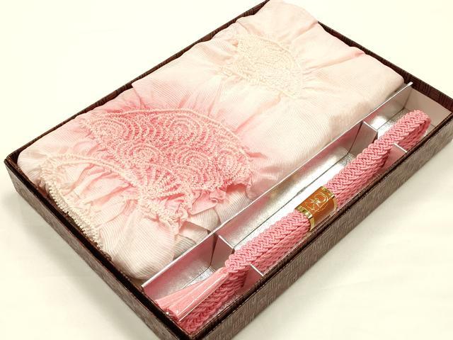 ■■■　商品詳細　■■■ 【未使用】 状態は特に目立ったシミ汚れなどもなく大変良い状態です。 大変上質な逸品になります。 お安く出品致しますので、是非この機会にいかがでしょうか？ ■■■　注意事項　■■■ ■モニター発色の具合により色合いが異なる場合がございます。 ■寸法は多少の誤差が生じる場合がございますのでご了承ください。 ■縫込みの長さが左右非対称の場合は短い部分を記載しております。 左右非対称であってもご返品・お値引き等の保証は出来かねますので、ご了承の上ご購入をお願い致します。 ■シミ等のチェックには注意を払っておりますが、見落としがある場合もございますし、個人の見解も様々ですので神経質な方のご購入はお控えください。 ■箪笥に入っておりました着物や帯なので畳みシワや匂いがあるものもございます。 ■お休みは基本的に土日祝となりますが、その他臨時でお休みする場合がございますのでご了承ください。 ■商品の発送は平日のみの発送となります。 ■夜間と土曜、日曜日はお問い合わせの回答が遅れる場合がございます。 ■当店では、お直し、紋入れ、お手入れ等は承っておりません。 ■生地の状態（ヤケ、経年劣化等）によってはサイズ直しが出来ない場合がございます。 その点もどうかご了承のうえ、ご購入をお願いいたします。 ■弊社で取り扱う商品は一点ものにつき、時期や在庫状況に応じて金額が変更となる場合がございます。 ■検針は行っておりません。予めご了承いただきますようお願いいたします。 ■【洗える着物】と記載のある商品におきましては、商品お届け後に洗濯を行ってしまってからのご返品にはご対応しかねます。 念の為、専門店でのお手入れをお願いいたします。 ■写真に写っている物が全てになります。それ以外の付属品はございませんのでご了承ください。 ■状態に関する写真につきましては、掲載可能な写真枚数に限りがあるため、各箇所につき1枚参考画像を掲載しております。 ■着物のサイズ目安は下記を参考ください↓ ＜女性着物＞　お端折り次第で＋5cm　－1cmが着用可能サイズ 　例）身丈170cmの場合、身長160cm～175cm ＜男性着物＞　身丈＋約25cm～27cm程が適応身長 　例）身丈155cmの場合、身長180～182cm
